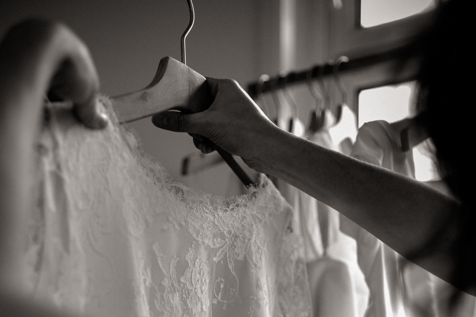 Brautkleidkauf Foto Reportage Weiß zu schwarz Frankfurt Hochzeitsfotografie