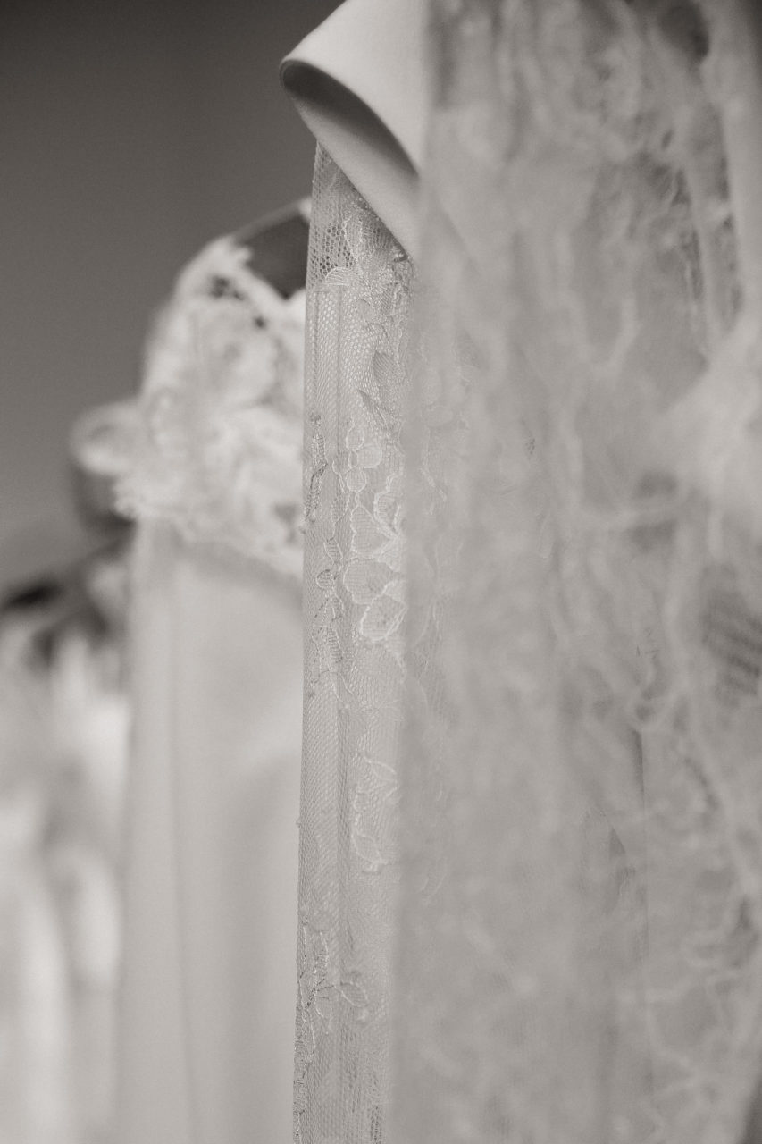 Brautkleid Foto Reportage Weiß zu schwarz Brautmoden Fotografie Hochzeit