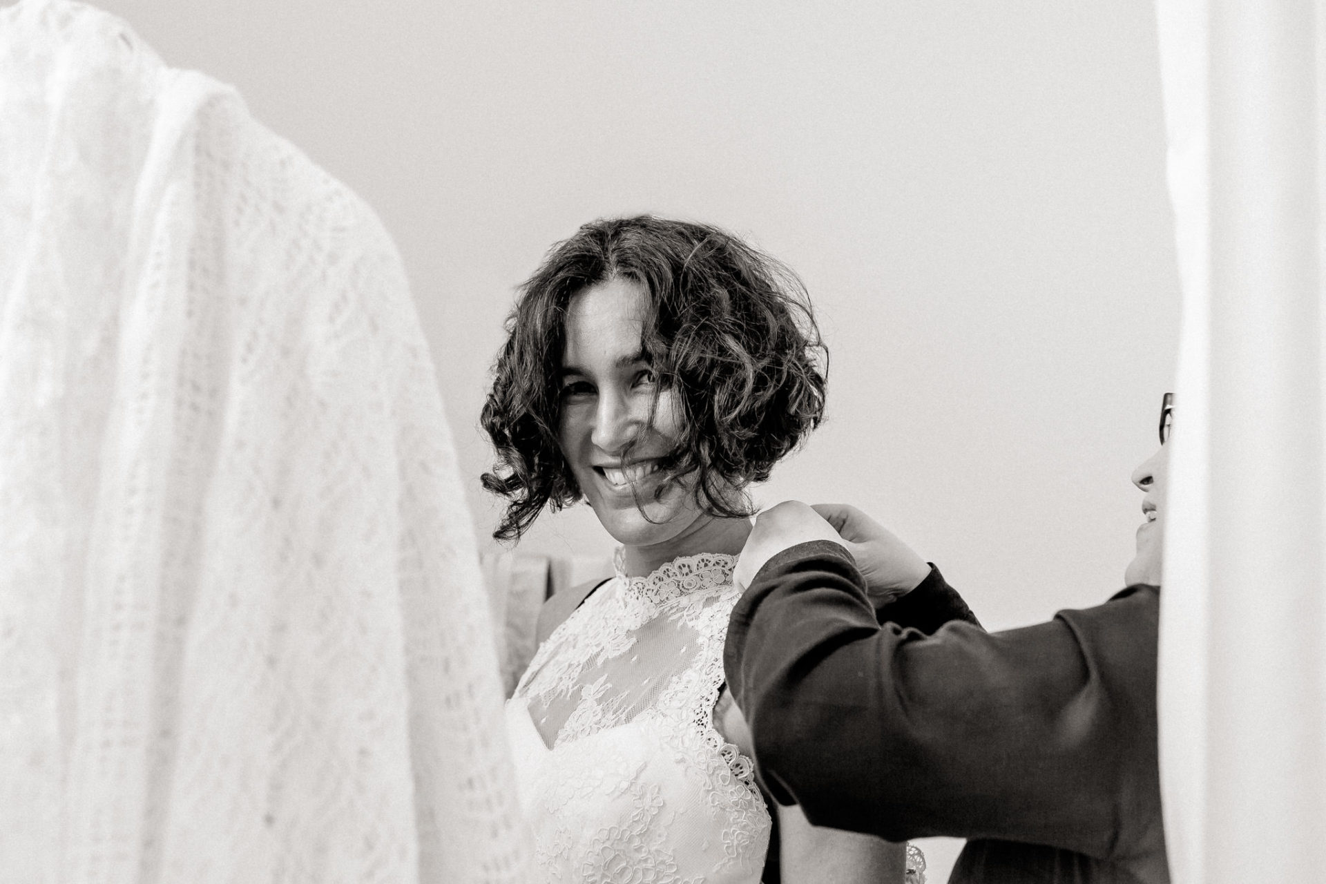 Brautkleid Foto Reportage Weiß zu schwarz Brautmoden Fotografie Hochzeit