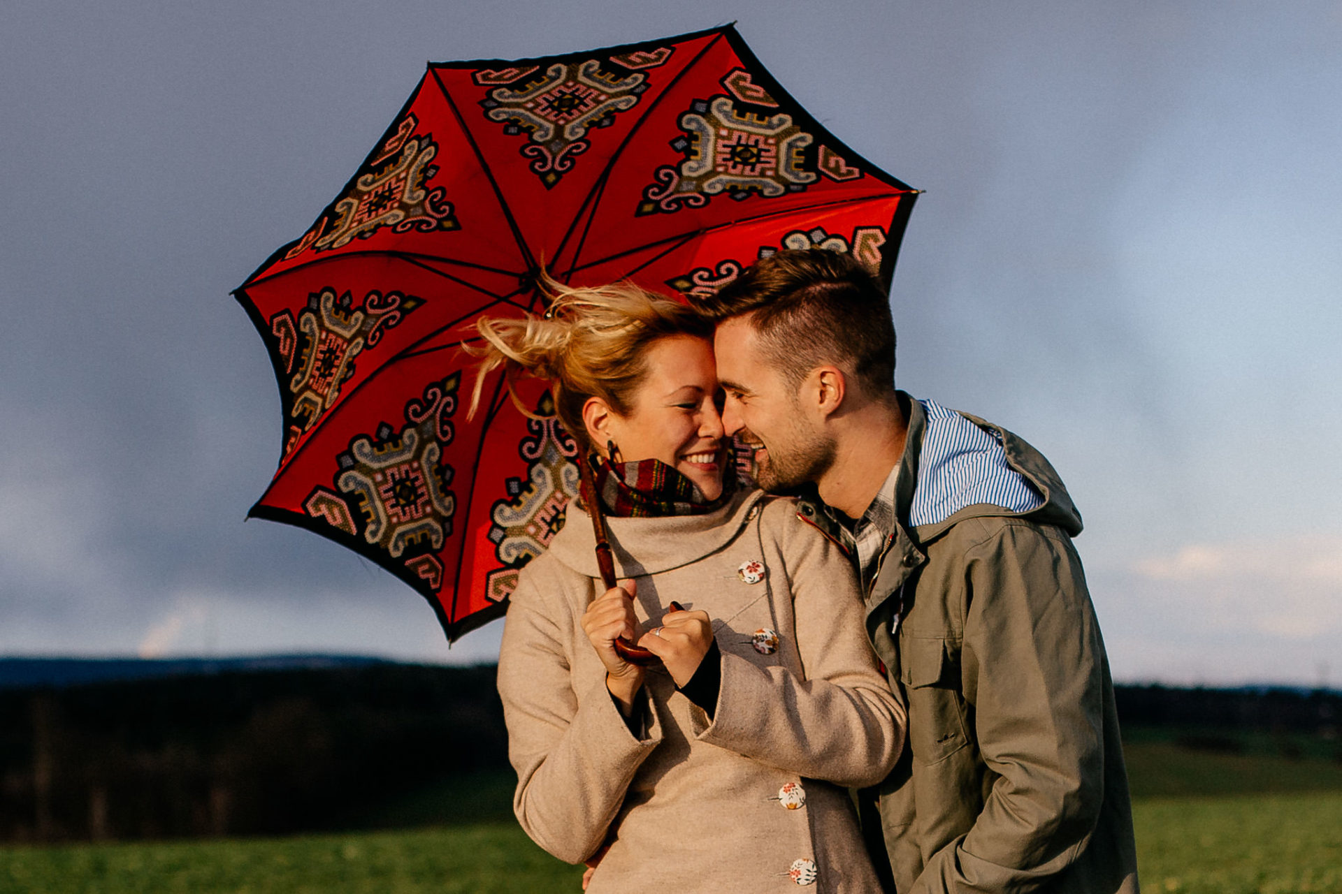 Paarshoot Thüringen Sturm Herbst romantisch Verlobungsbilder