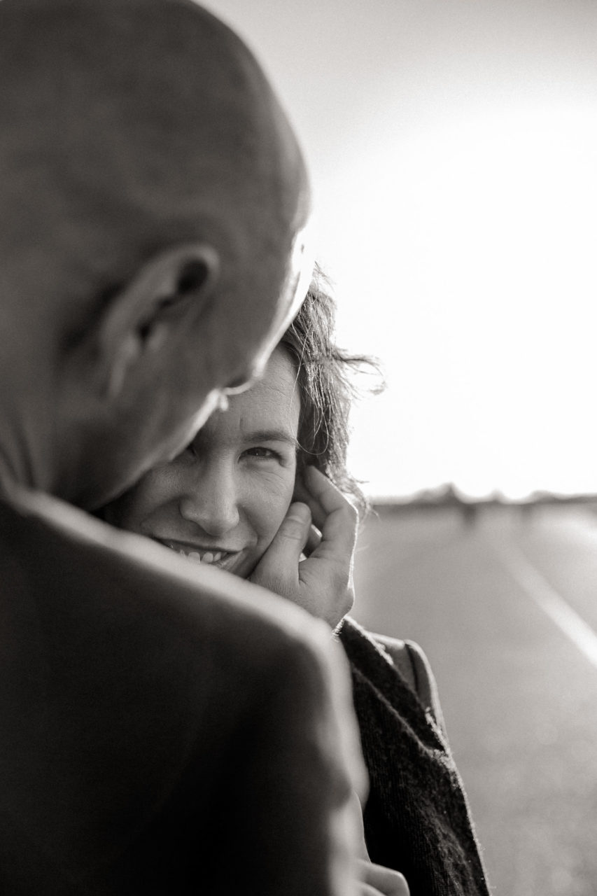 Hochzeitsfotograf Berlin Neukölln Verlobungsshooting im Park-1 Romantische Pärchenbilder Fotografie Verliebtes Fotoshoot Berlin Neukölln