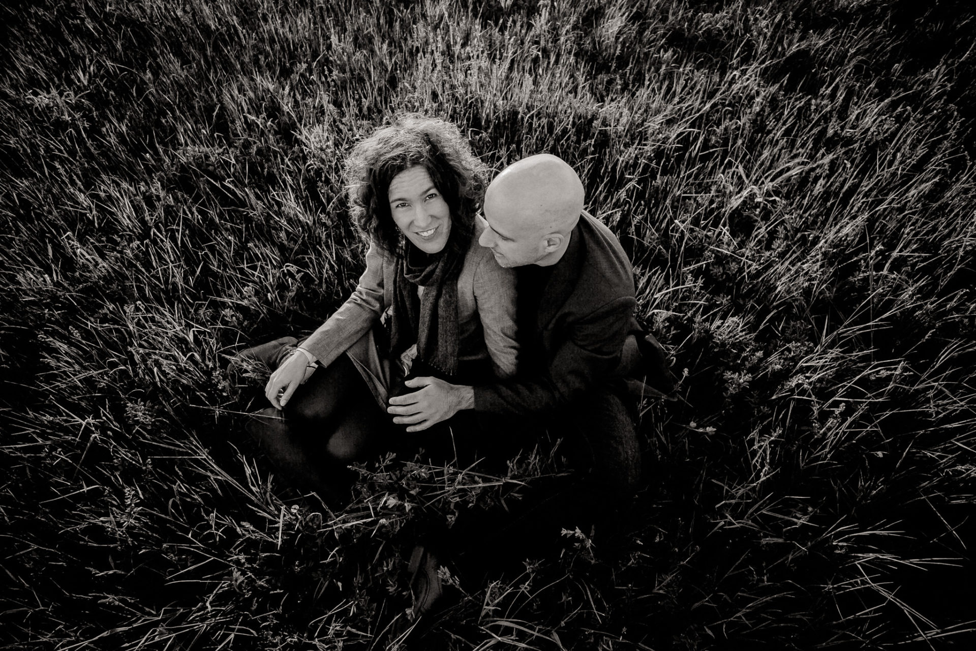 Hochzeitsfotograf Berlin Neukölln Verlobungsshooting im Park-11 Hochzeitsbilder Paarfotografie im Park Verlobung im Gras sitzen