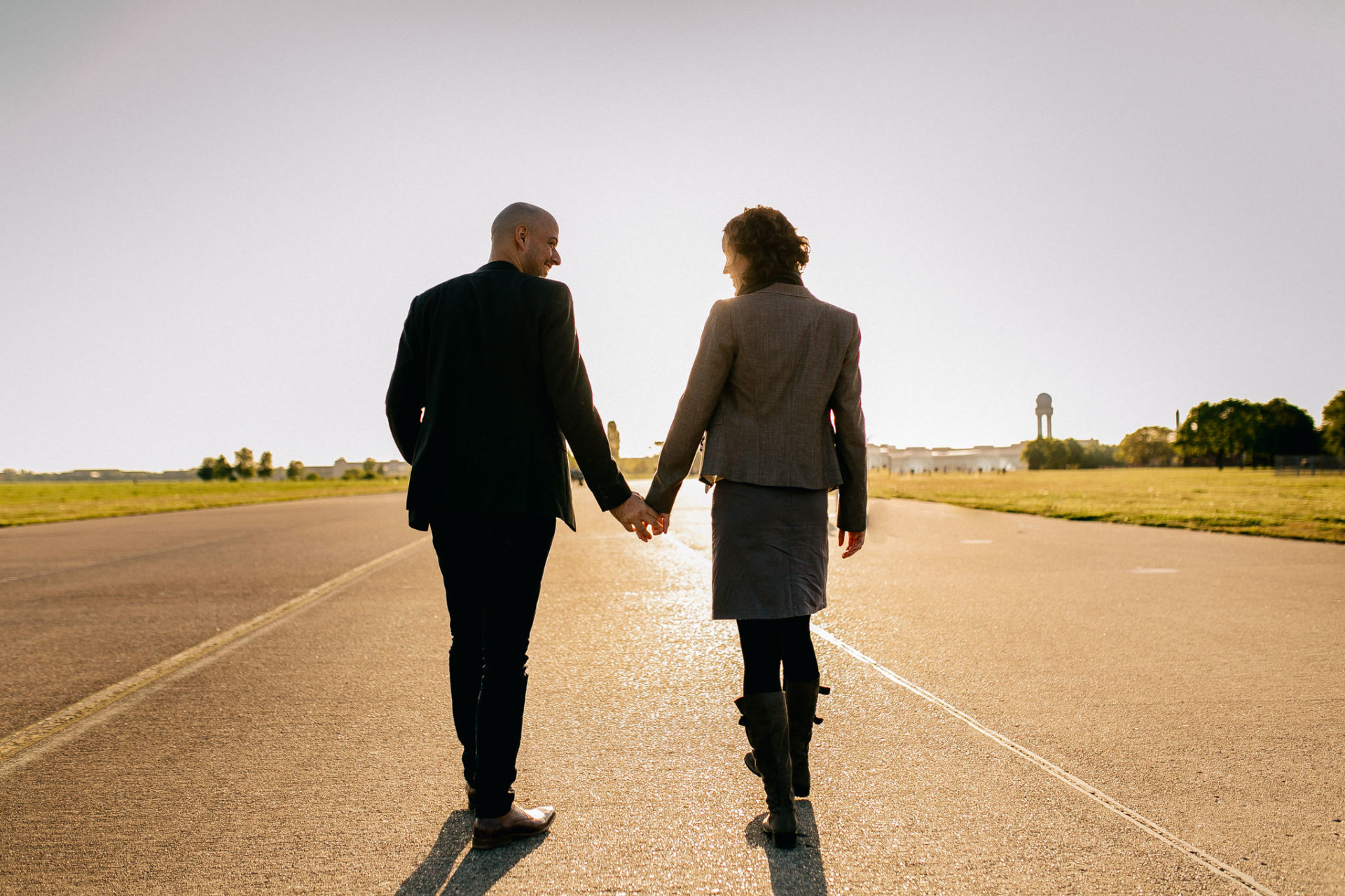 Hochzeitsfotograf Berlin Neukölln Verlobungsshooting im Park-12 Hochzeitsfotograf Berlin Neukölln Verlobungsshooting im Park Händchenhalten