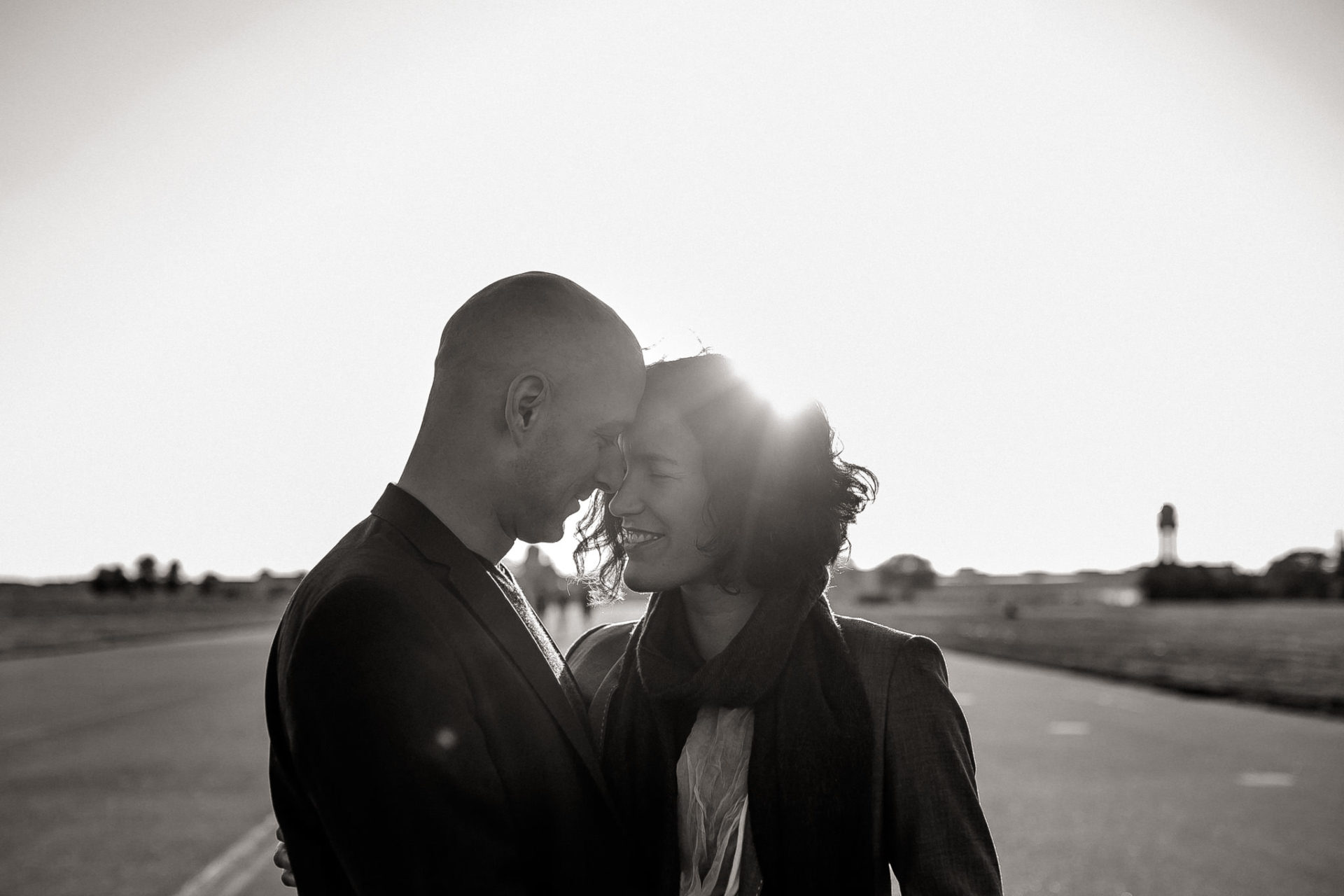 Hochzeitsfotograf Berlin Neukölln Verlobungsshooting im Park-13 Hochzeitsfotograf Berlin Neukölln Verlobungsshooting im Park Gegenlicht Lens Flare Schwarz Weiss