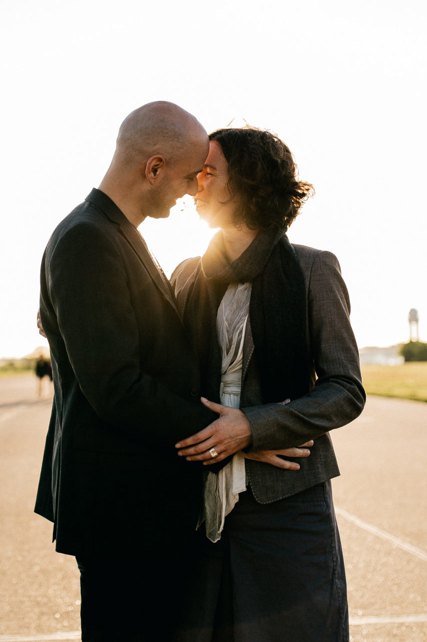 Hochzeitsfotograf Berlin Neukölln Verlobungsshooting im Park-14 Hochzeitsfotograf Berlin Neukölln Verlobungsshooting im Park Romantisch Gegenlicht