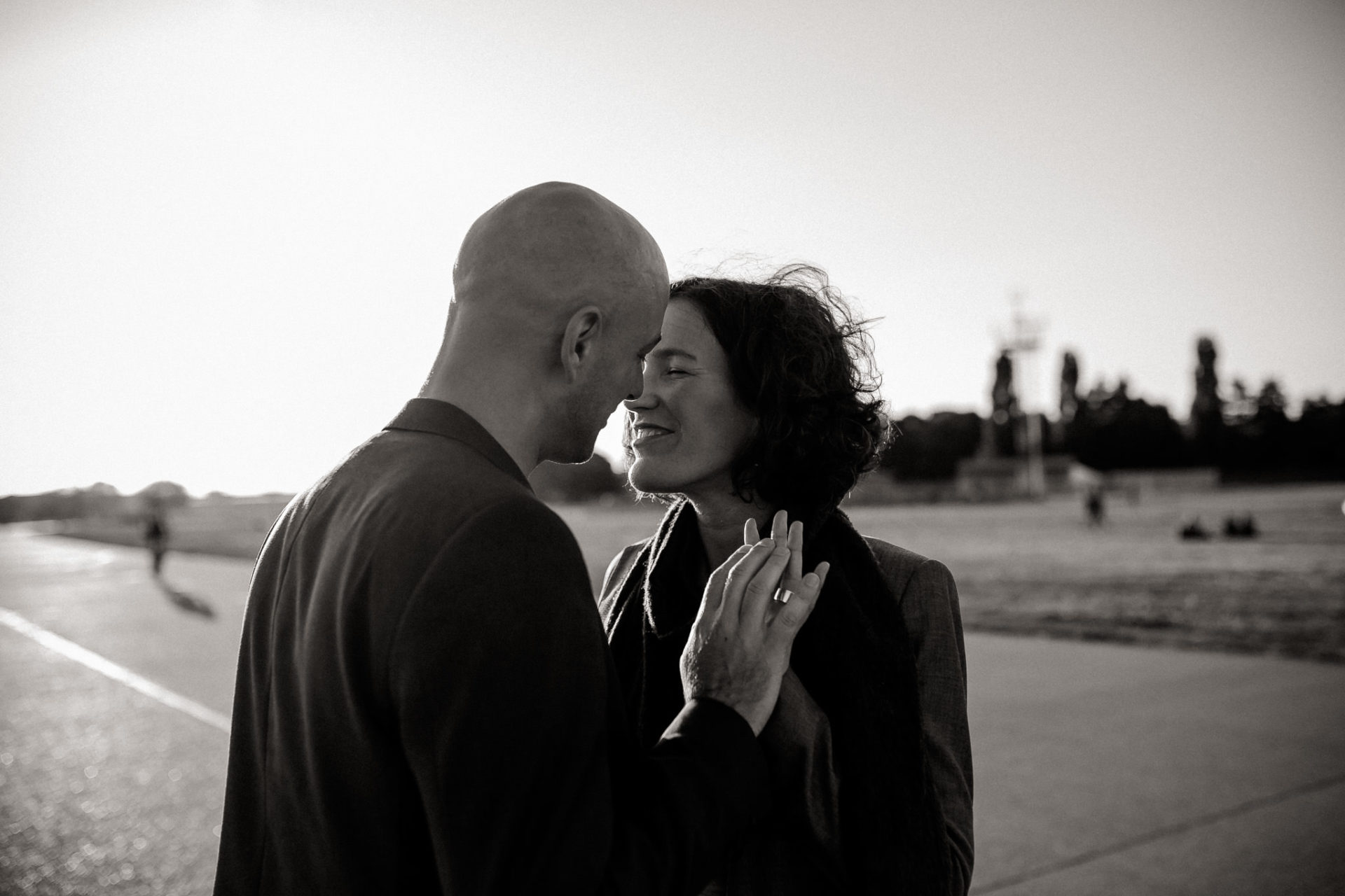 Hochzeitsfotograf Berlin Neukölln Verlobungsshooting im Park-15 Romantische Pärchenbilder Fotografie Verliebtes Fotoshoot Gegenlicht Berlin