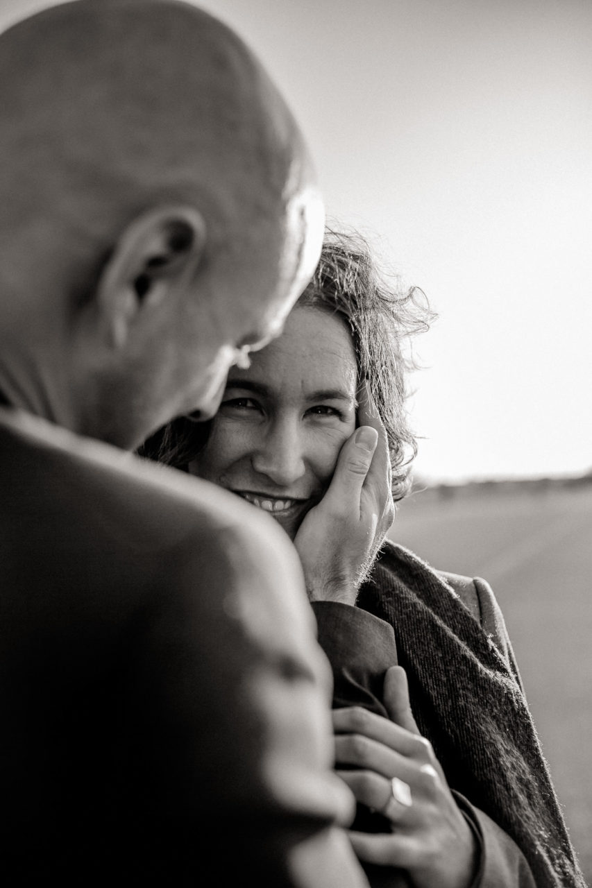 Hochzeitsfotograf Berlin Neukölln Verlobungsshooting im Park-16 Romantische Shooting Pärchenbilder Fotografie Verliebtes Fotoshoot Schwarz Weiß