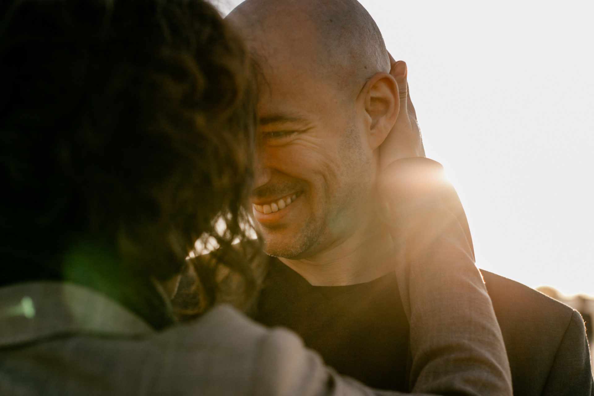 Hochzeitsfotograf Berlin Neukölln Verlobungsshooting im Park-17 Hochzeitsbilder Fotoshooting Paarfotografie im Park Verlobung Kuscheln Paarbilder