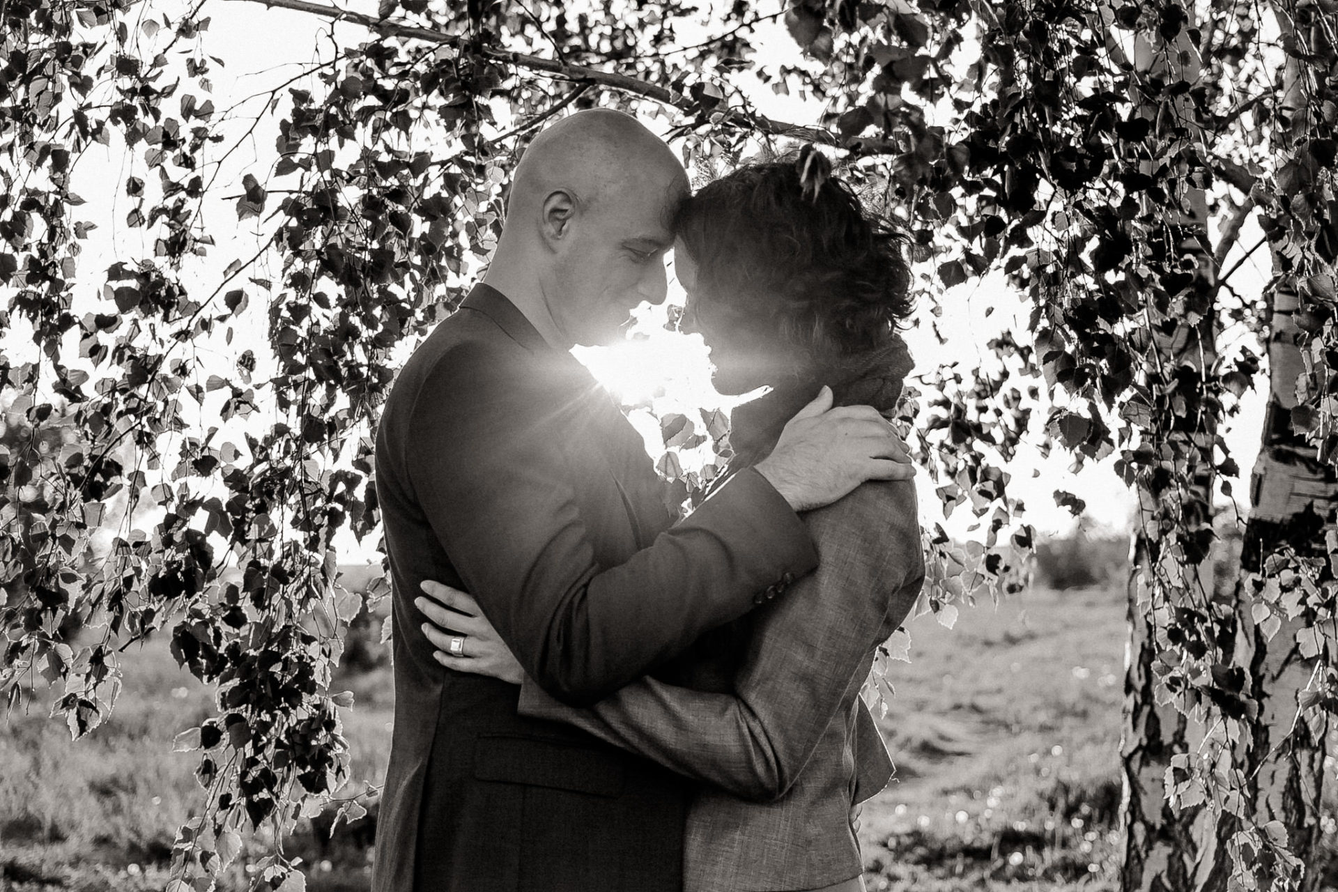 Hochzeitsfotograf Berlin Neukölln Verlobungsshooting im Park-18 Hochzeitsbilder Fotoshooting Paarfotografie im Park Verlobung Schwarz Weiss Hochzeitsbilder unter Baum
