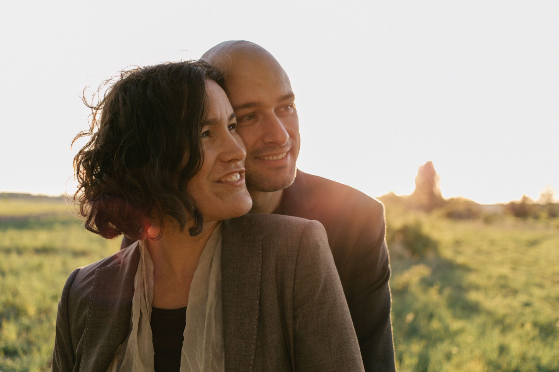 Hochzeitsfotograf Berlin Neukölln Verlobungsshooting im Park-19 Hochzeitsbilder Fotoshooting Paarfotografie im Park Verlobung Sonnenuntergang verliebt