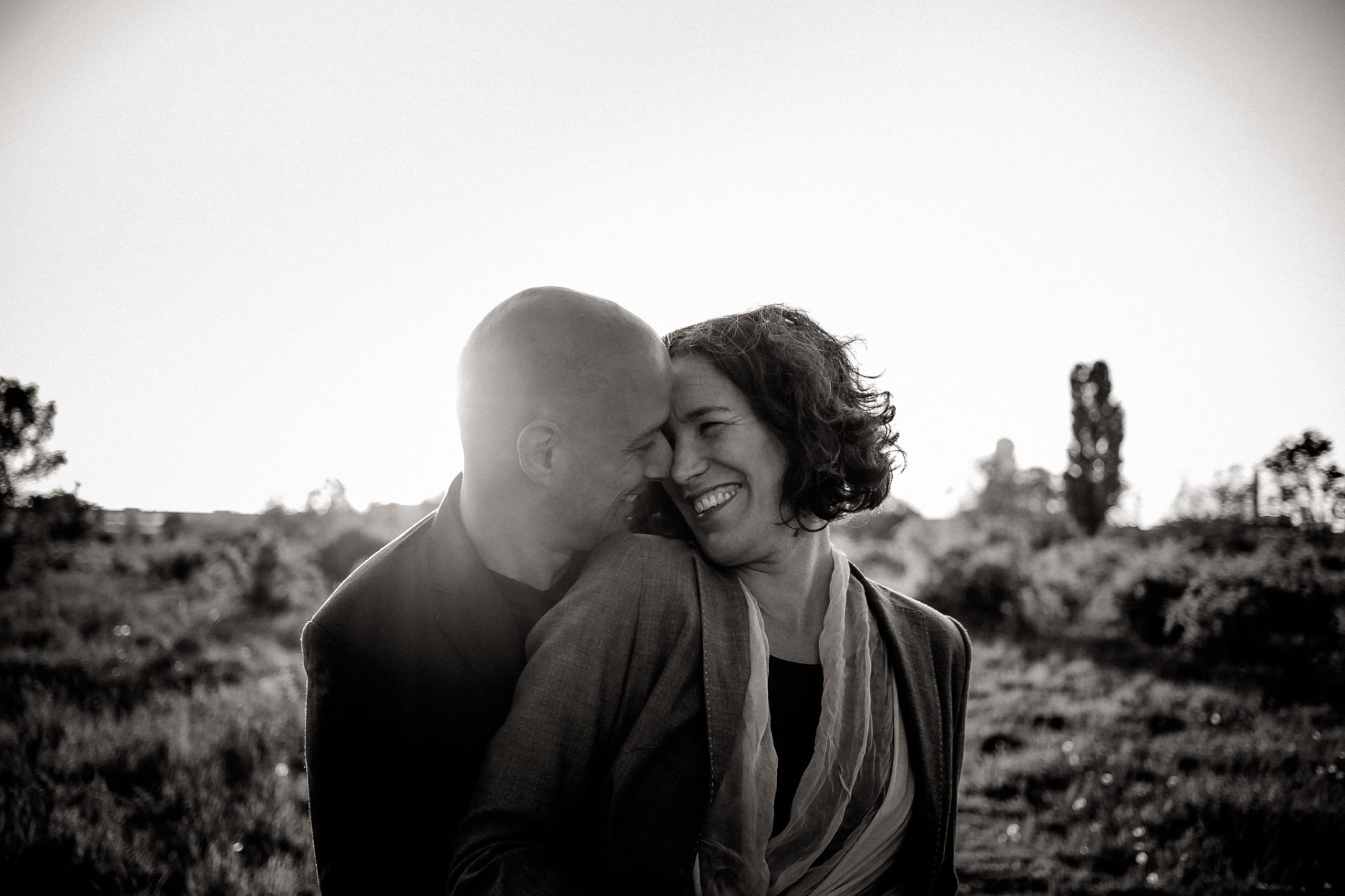 Hochzeitsfotograf Berlin Neukölln Verlobungsshooting im Park-20 Hochzeitsbilder Fotoshooting Paarfotografie im Park Verlobung Schwarz Weiss