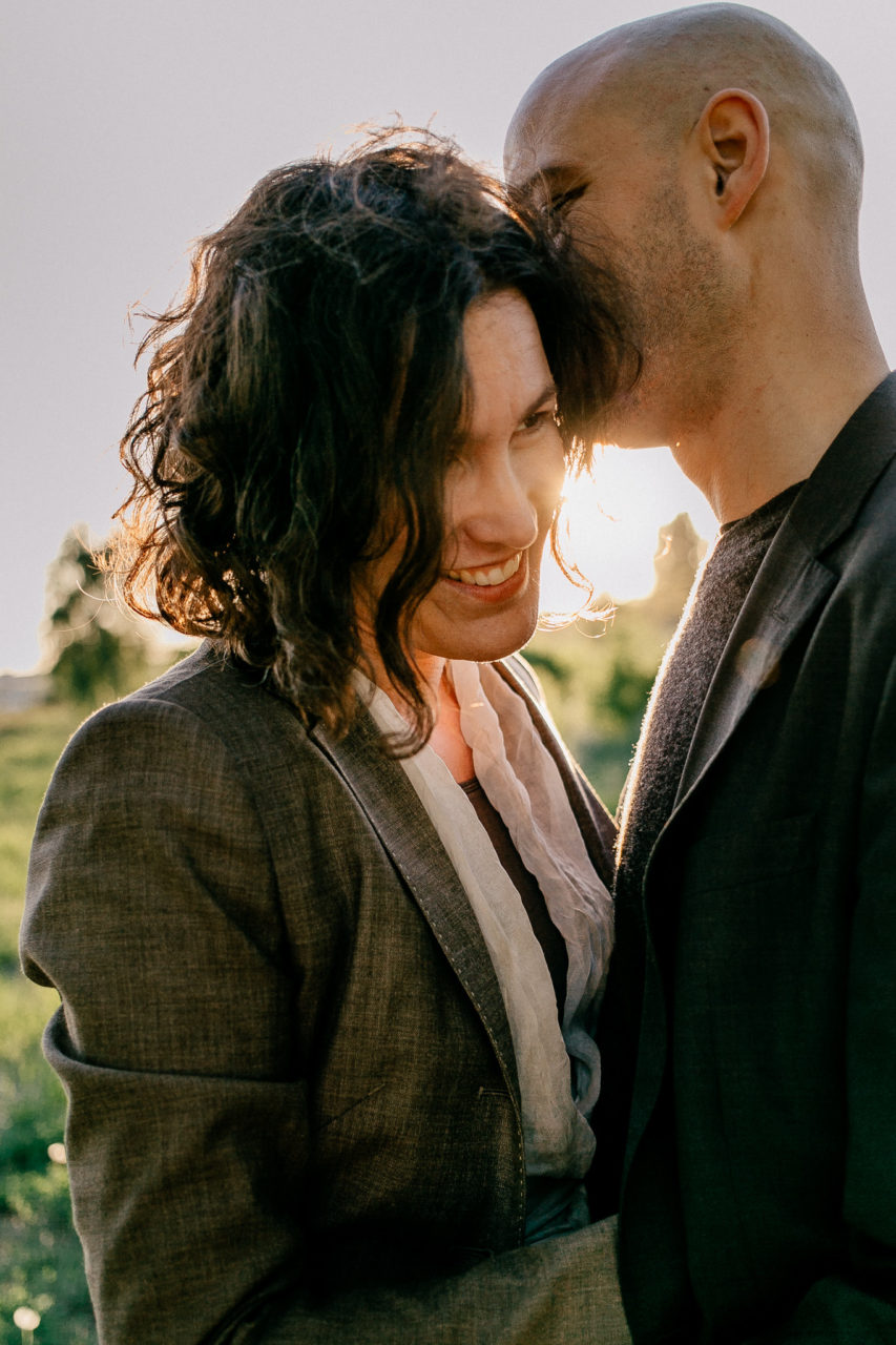 Hochzeitsfotograf Berlin Neukölln Verlobungsshooting im Park-21 Hochzeitsfotograf Fotoshooting Berlin Neukölln Paarfotografie Gegenlicht Sonnenuntergang Romantisch