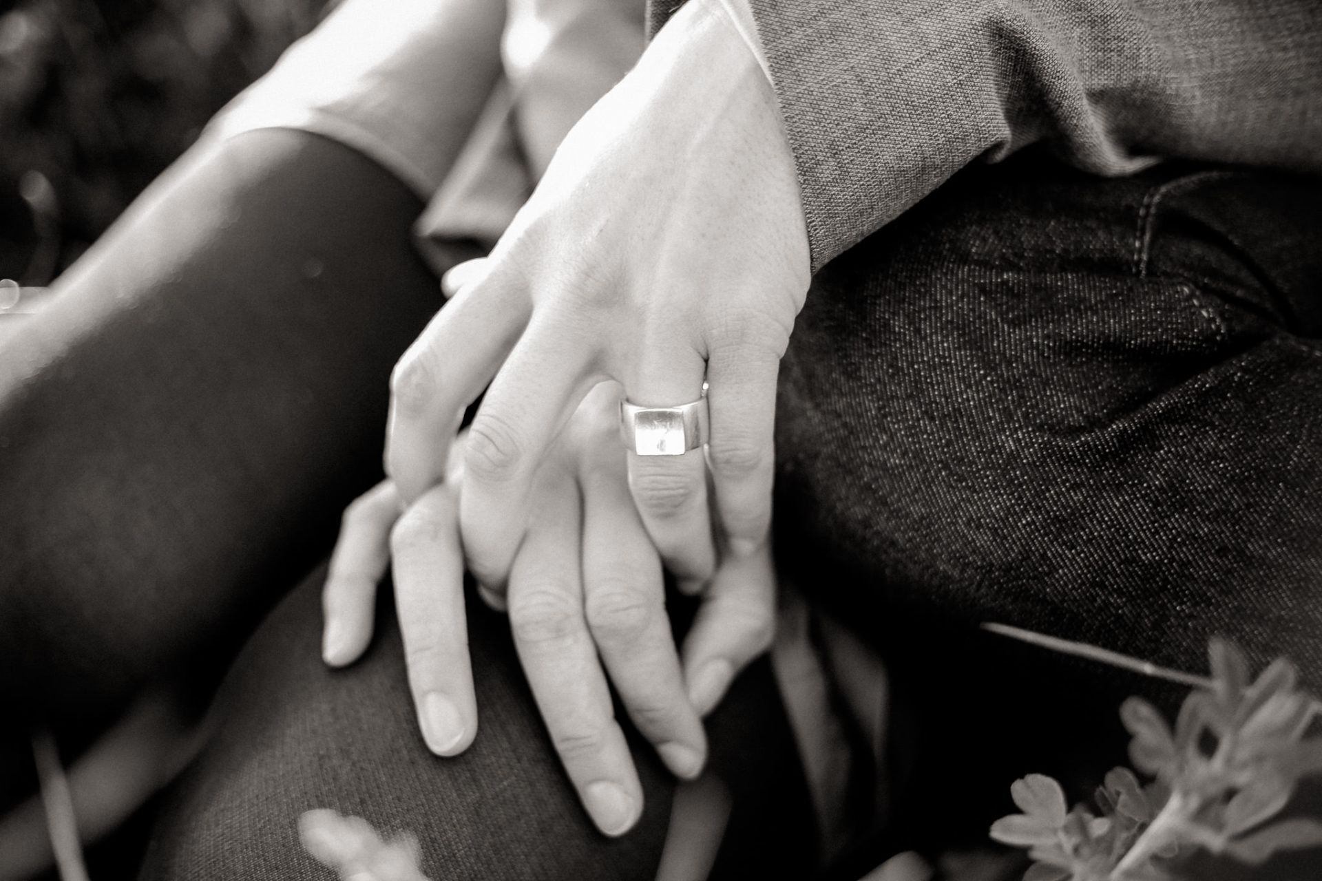 Hochzeitsfotograf Berlin Neukölln Verlobungsshooting im Park-22 Hochzeitsfotograf Fotoshooting Berlin Neukölln Paarfotografie Verlobungsringe Hände