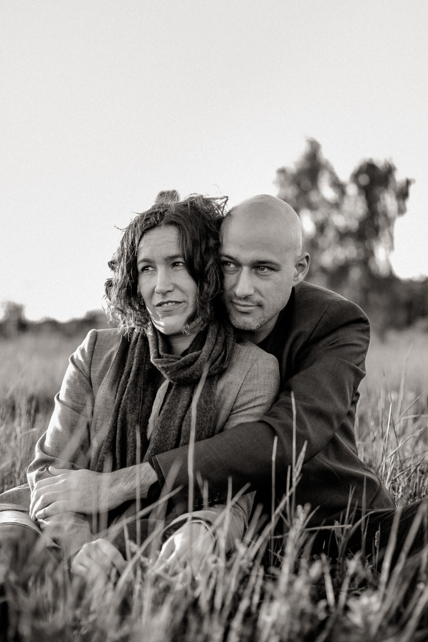 Hochzeitsfotograf Berlin Neukölln Verlobungsshooting im Park-23 Hochzeitsfotograf Berlin Neukölln Verlobungsshooting im Park im Gras