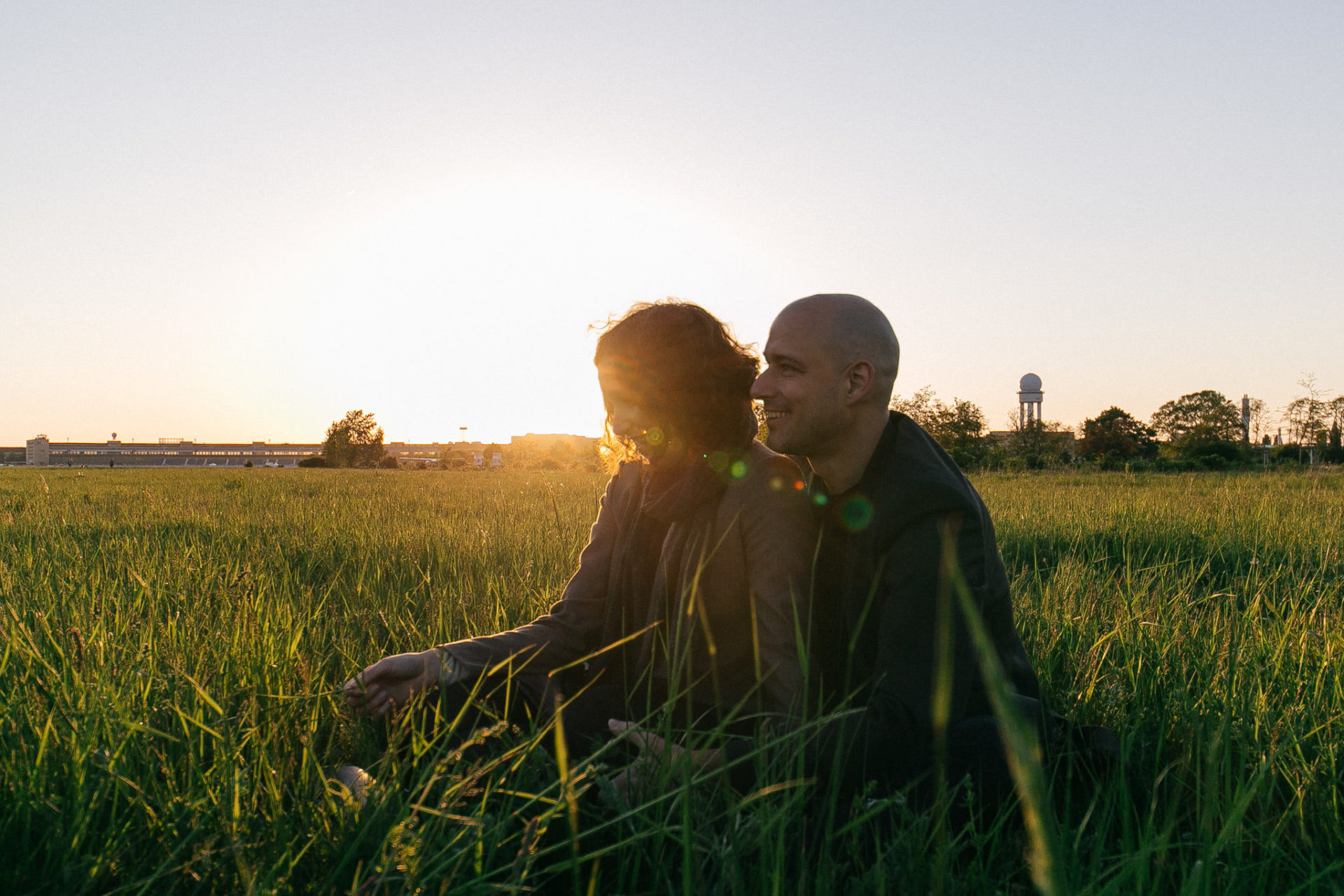 Hochzeitsfotograf Berlin Neukölln Verlobungsshooting im Park-24 Hochzeitsfotograf Berlin Neukölln Fotoshooting Verlobungsshooting im Park Sonnenuntergang