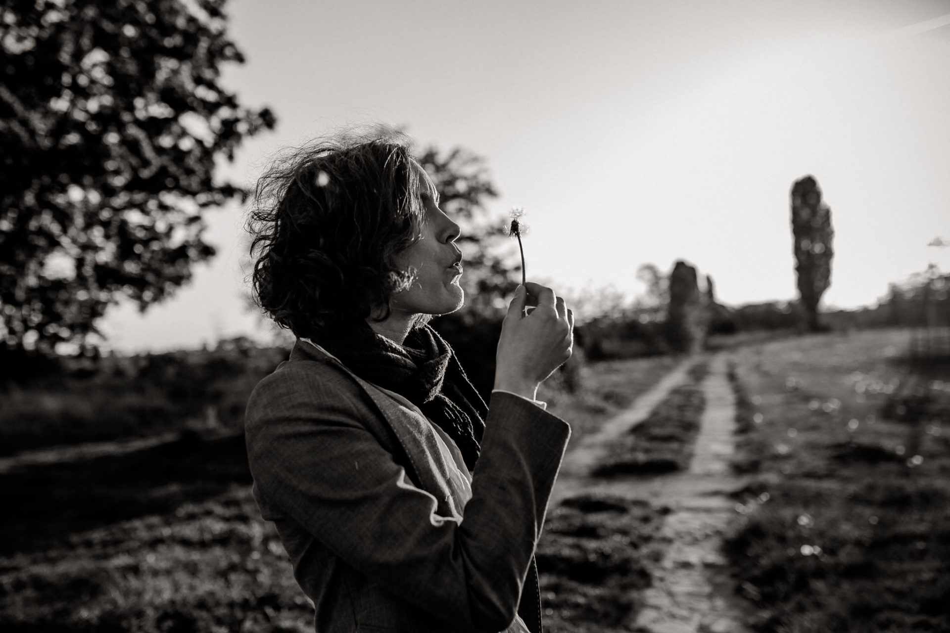 Hochzeitsfotograf Berlin Neukölln Verlobungsshooting im Park-3 Romantische Pärchenbilder Fotografie Verliebtes Fotoshoot Berlin Pusteblume
