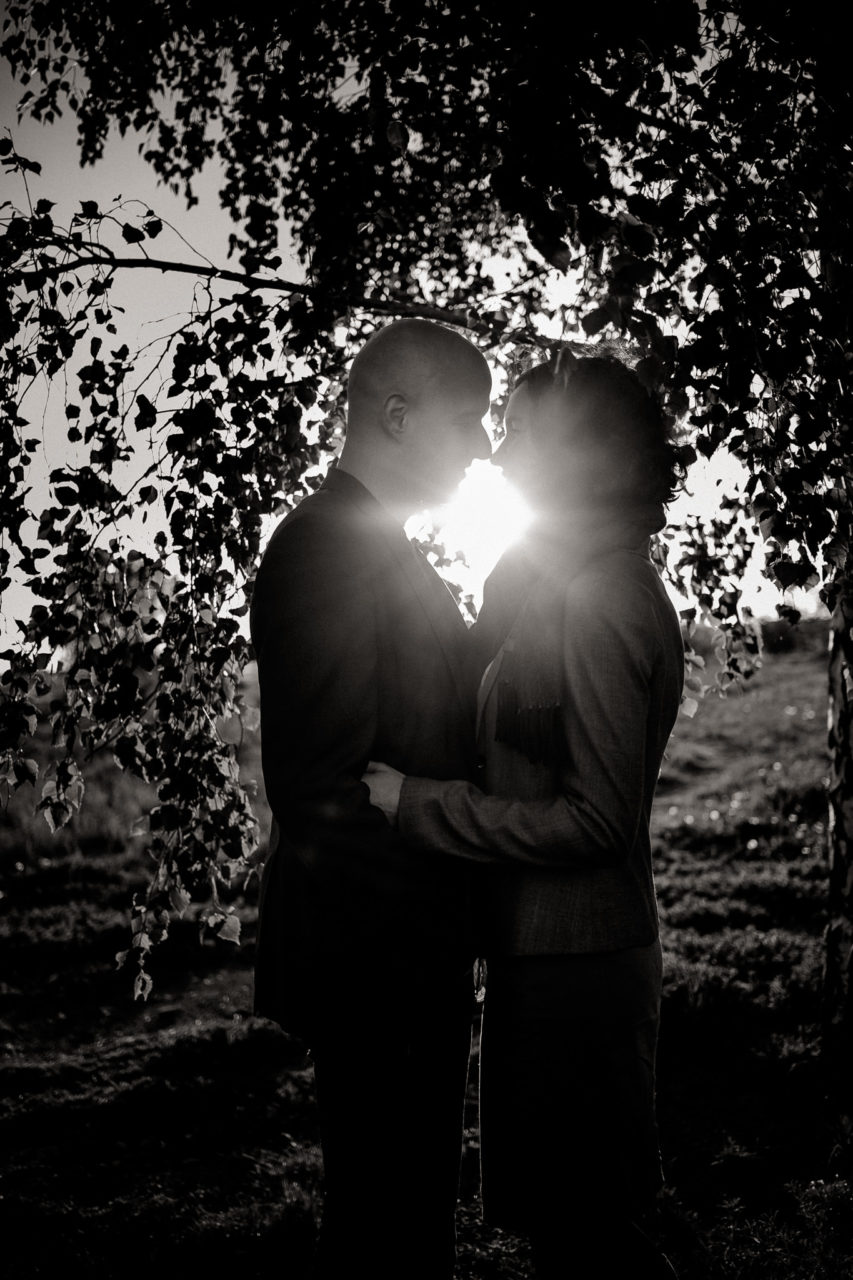 Hochzeitsfotograf Berlin Neukölln Verlobungsshooting im Park-4 Romantische Pärchenbilder Fotografie Verliebtes Fotoshoot Berlin Gegenlicht Silhouetten