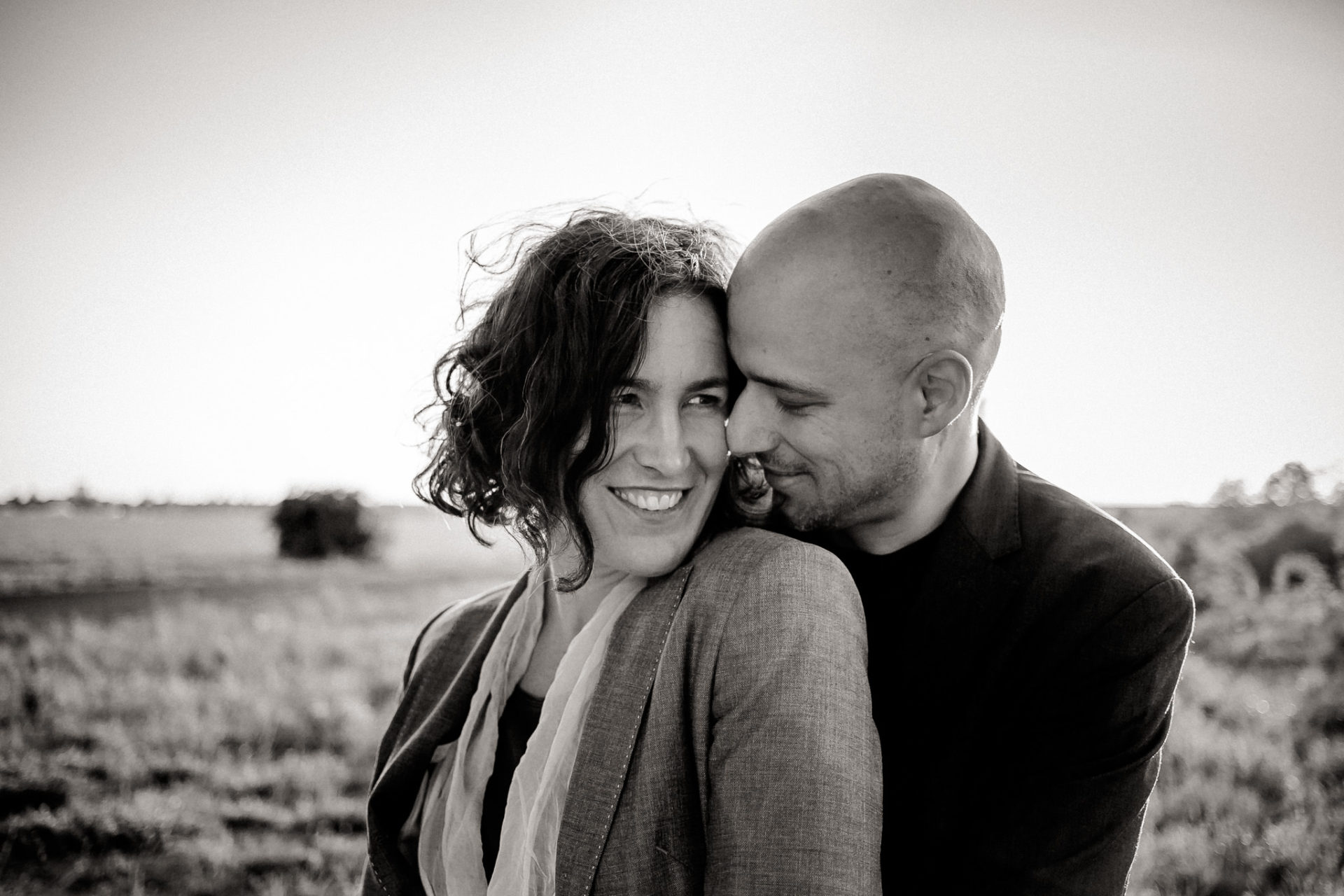 Hochzeitsfotograf Berlin Neukölln Verlobungsshooting im Park-5 Romantische Pärchenbilder Fotografie Verliebtes Fotoshoot Berlin Umarmung