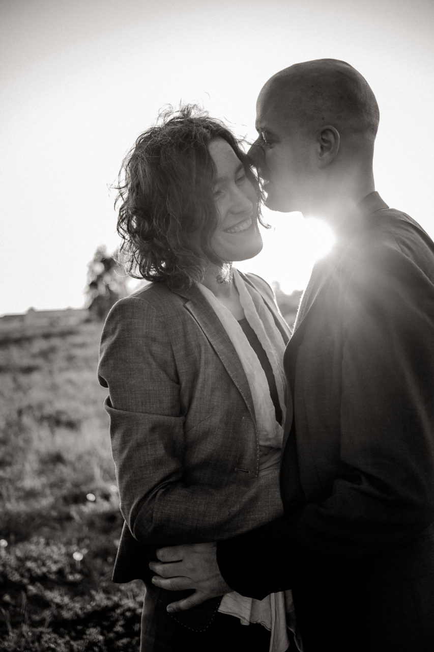 Hochzeitsfotograf Berlin Neukölln Verlobungsshooting im Park-8 Hochzeitsbilder Shooting Paarfotografie im Park Verlobung Schwarz Weiss Sonne im Park