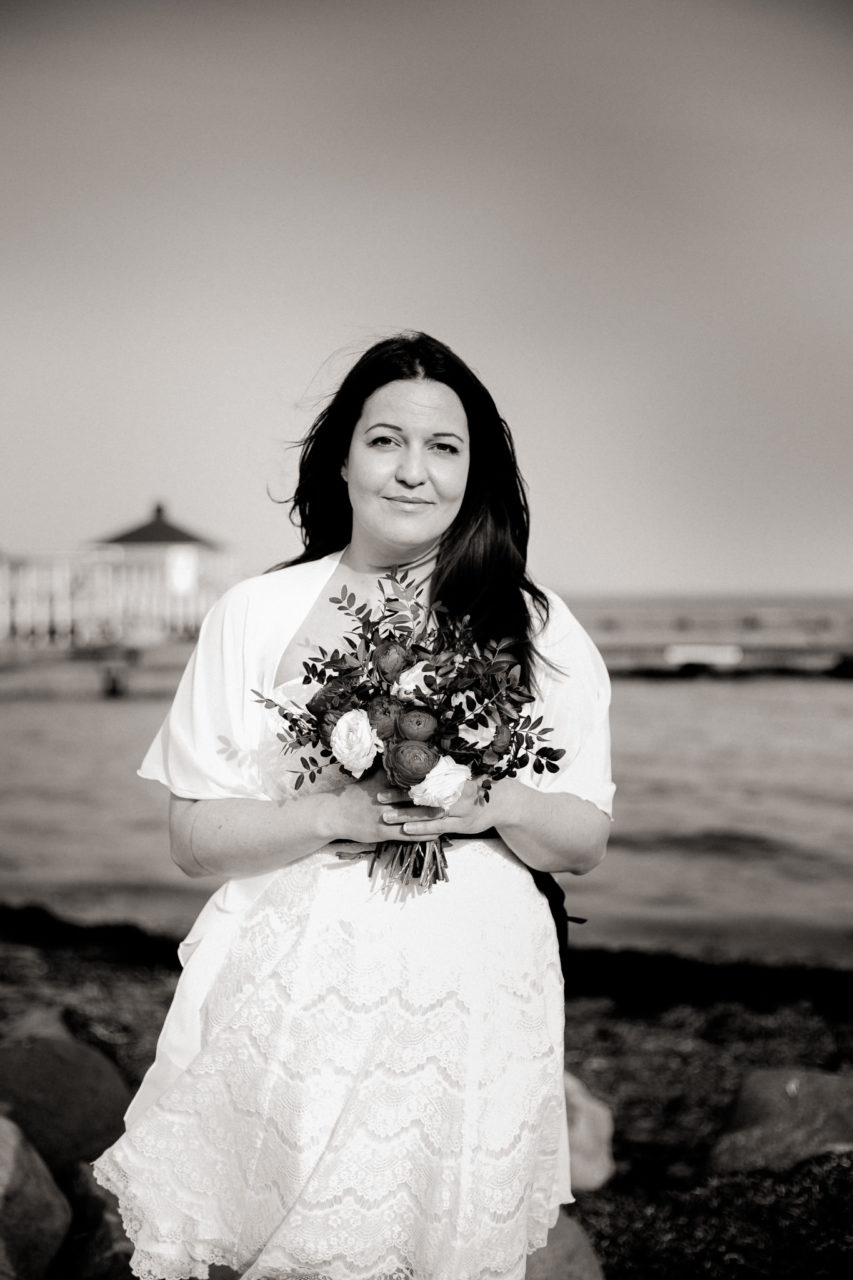 Verlobungsshoot Portraitfotografie Hochzeitsbilder Hochzeitskleid