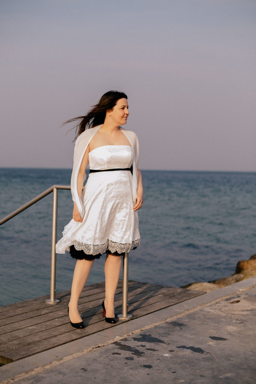 Verlobungsshoot Portraitfotografie Hochzeitsbilder Hochzeitskleid