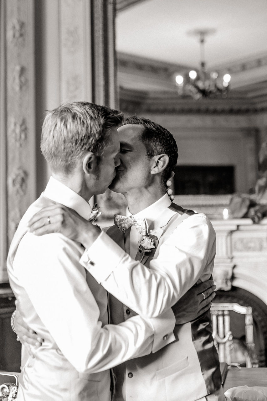 Gleichgeschlechtliche Hochzeit Fotoshooting Berlin Schloss Neetzow Bräutigam Anzug Trauung Kuss