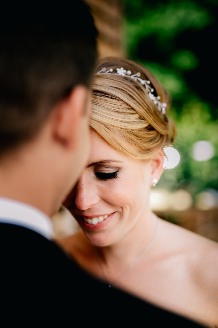 Sommerhochzeit Weingut Kurz Wagner Hochzeitsfotograf-01 Hochzeitsfotograf Weingut Kurz Wagner-first look-brautpaar Portraits-Schwarzweiß Foto-Hochzeitsbilder Heilbronn-Fotograf Stuttgart-Weinberge feiern