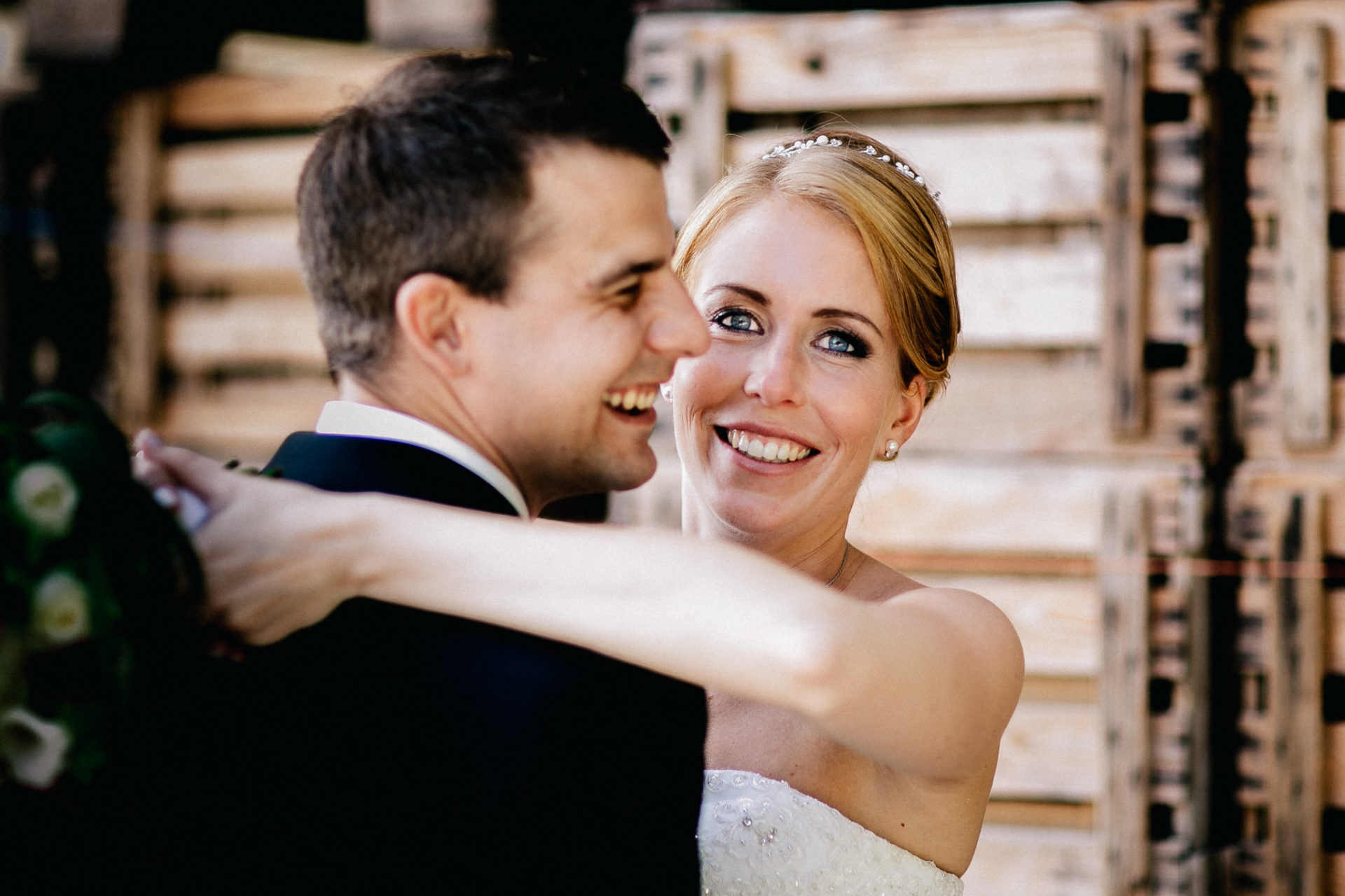 Sommerhochzeit Weingut Kurz Wagner Hochzeitsfotograf-02 Hochzeitsfotograf Weingut Kurz Wagner-first look-brautpaar Portraits-Schwarzweiß Foto-Hochzeitsbilder Heilbronn-Fotograf Stuttgart-Weinberge feiern