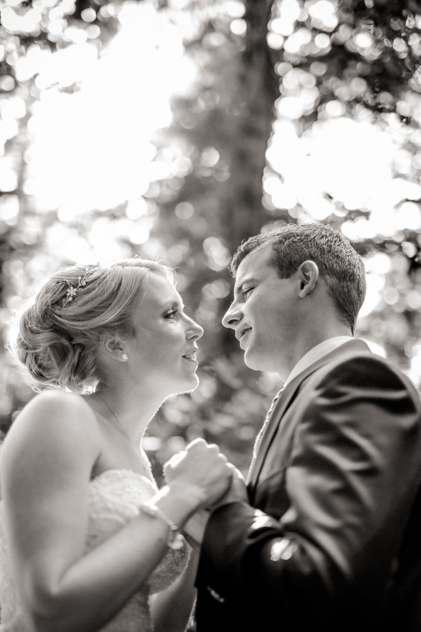 Sommerhochzeit Weingut Kurz Wagner Hochzeitsfotograf-03 Hochzeitsfotograf Weingut Kurz Wagner-first look-brautpaar Portraits-Schwarzweiß Foto-Hochzeitsbilder Heilbronn-Fotograf Stuttgart-Weinberge feiern