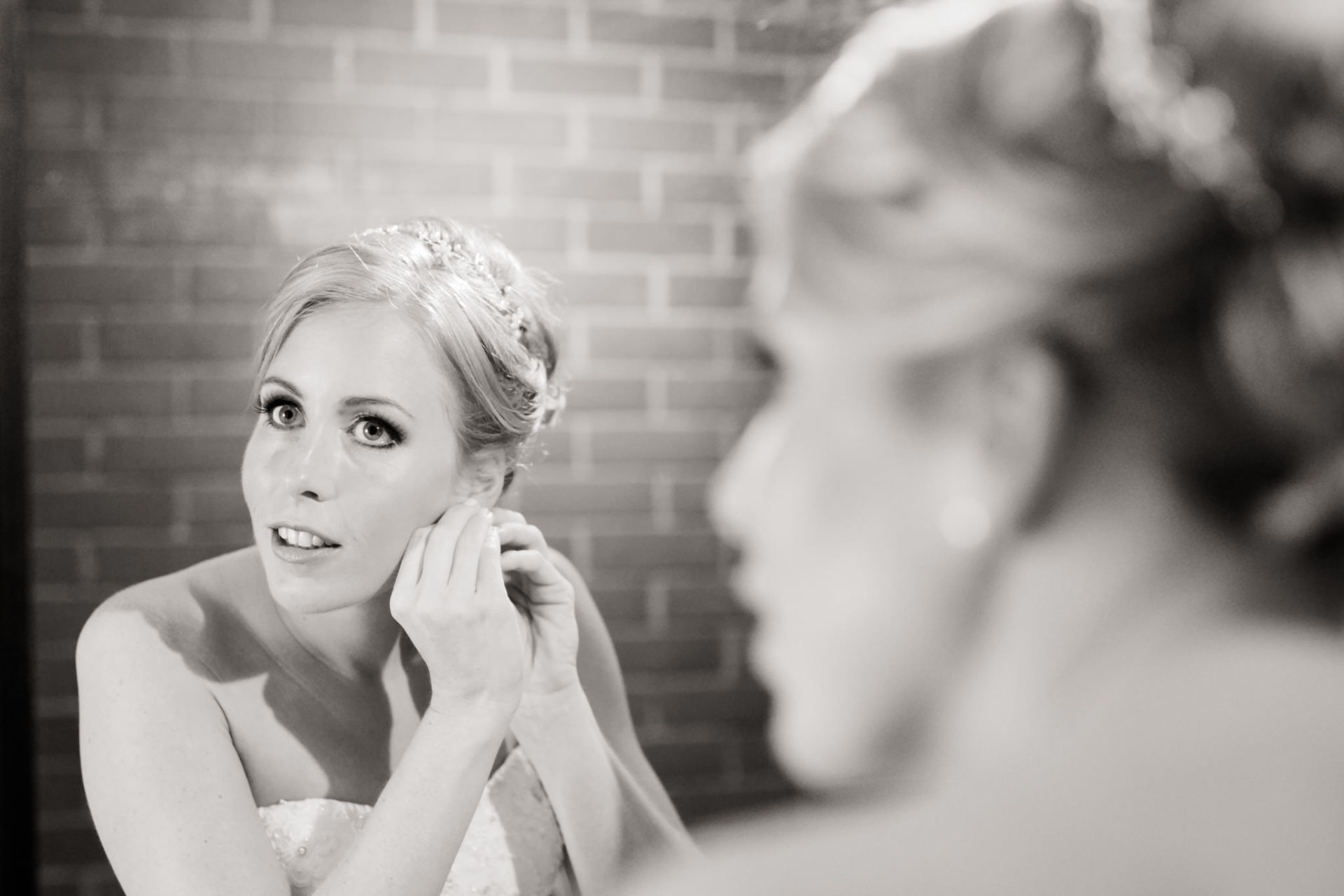 Sommerhochzeit Weingut Kurz Wagner Hochzeitsfotograf-12 Hochzeitsfotograf Weingut Kurz Wagner-Braut Portrait-getting ready-Spiegelfoto-Ohringe anziehen-brautmakeup