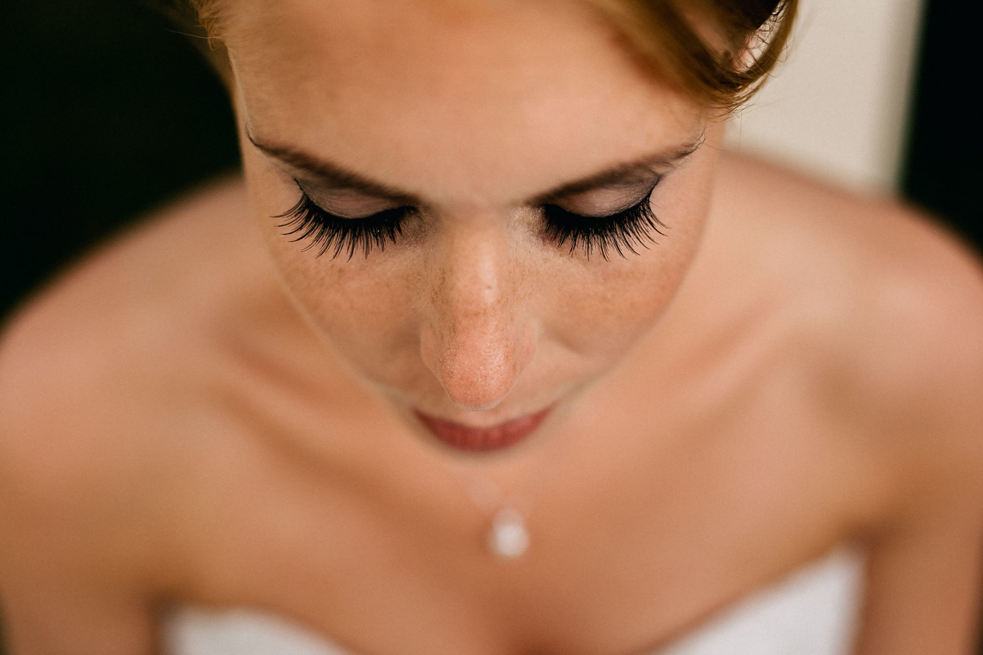 Sommerhochzeit Weingut Kurz Wagner Hochzeitsfotograf-14 Hochzeitsfotograf Weingut Kurz Wagner-Braut Portrait-Trägerloses Brautkleid-Hochsteckfrisur-Brautmakeup