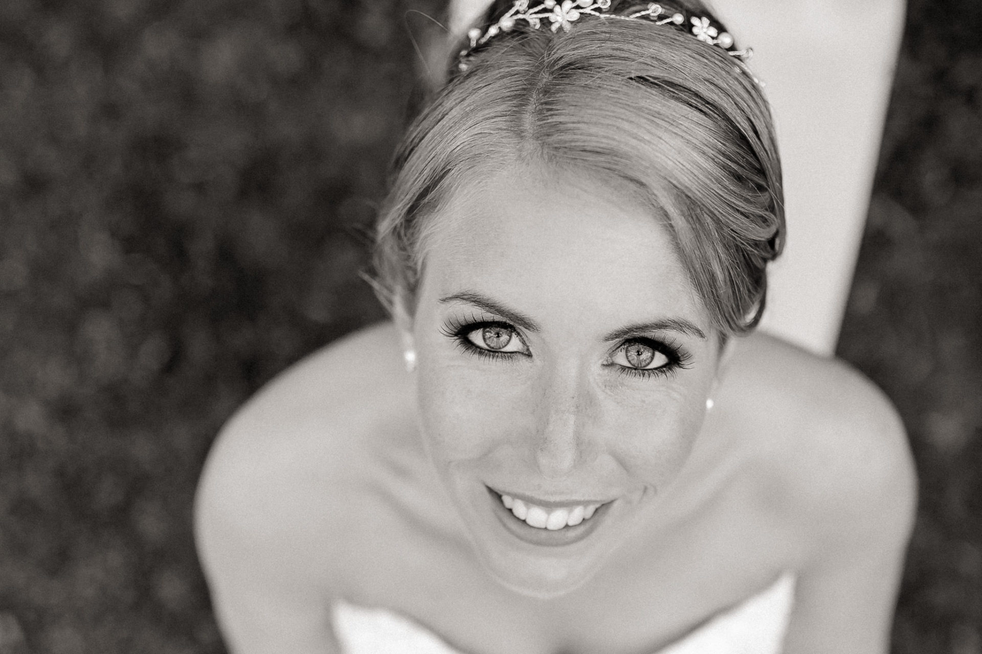 Sommerhochzeit Weingut Kurz Wagner Hochzeitsfotograf-15 Hochzeitsfotograf Weingut Kurz Wagner-Braut Portrait-Headpiece-Trägerloses Brautkleid-Hochsteckfrisur