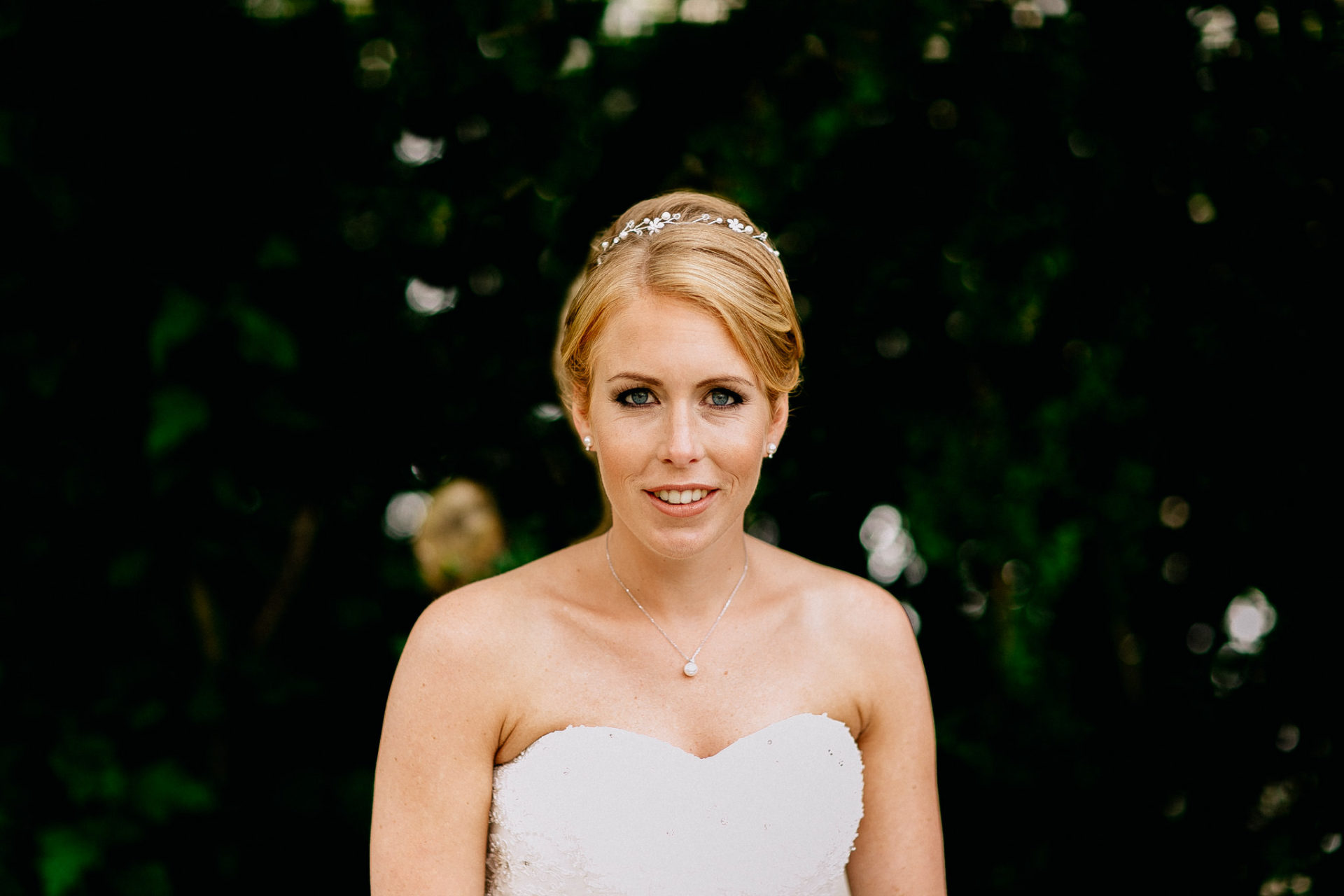 Sommerhochzeit Weingut Kurz Wagner Hochzeitsfotograf-16 Hochzeitsfotograf Weingut Kurz Wagner-Braut Portrait-Headpiece-Trägerloses Brautkleid-Hochsteckfrisur