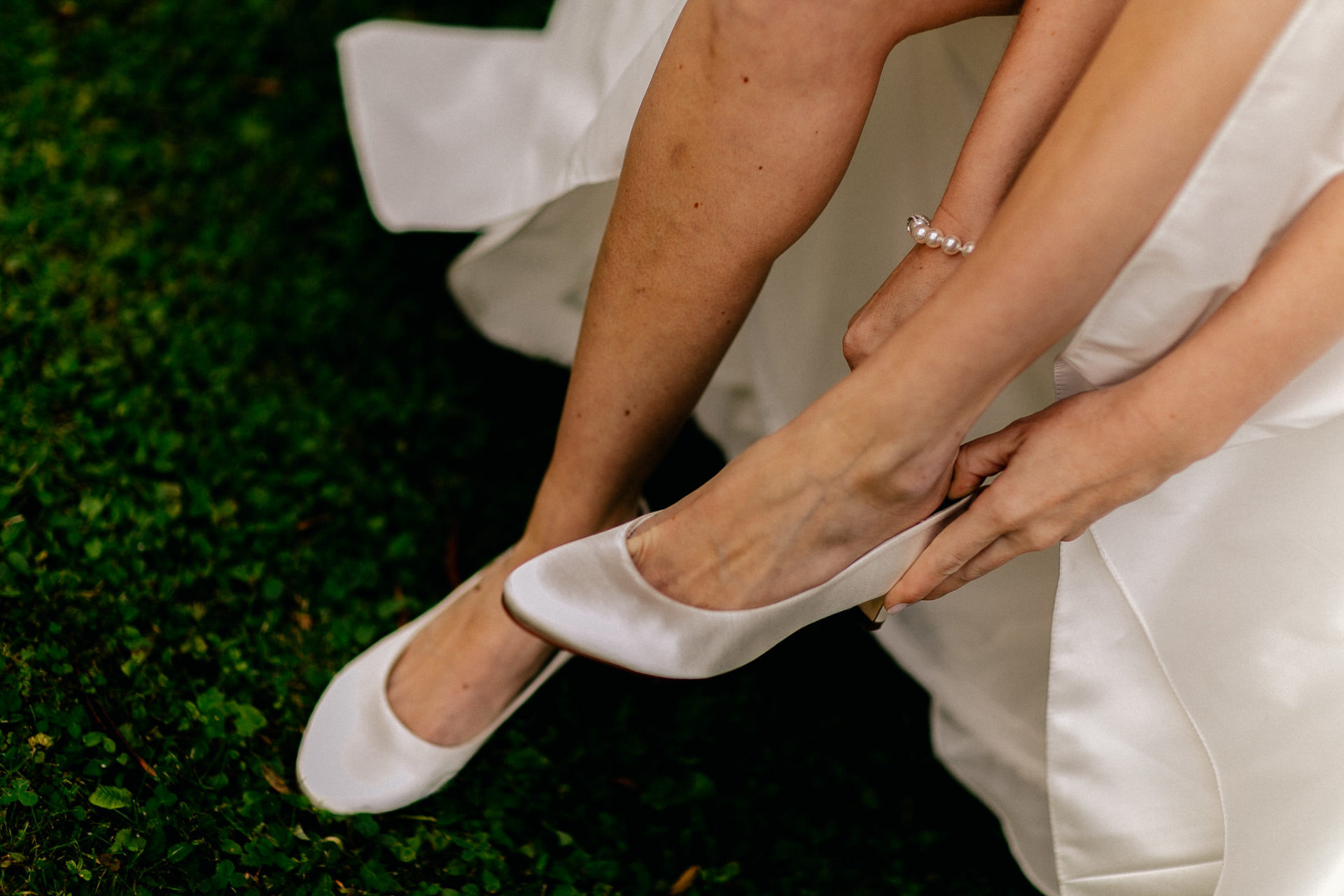 Sommerhochzeit Weingut Kurz Wagner Hochzeitsfotograf-17 Hochzeitsfotograf Kurz Wagner heilbronn-WEinberge heiraten-Brautschuhe weiß schlicht