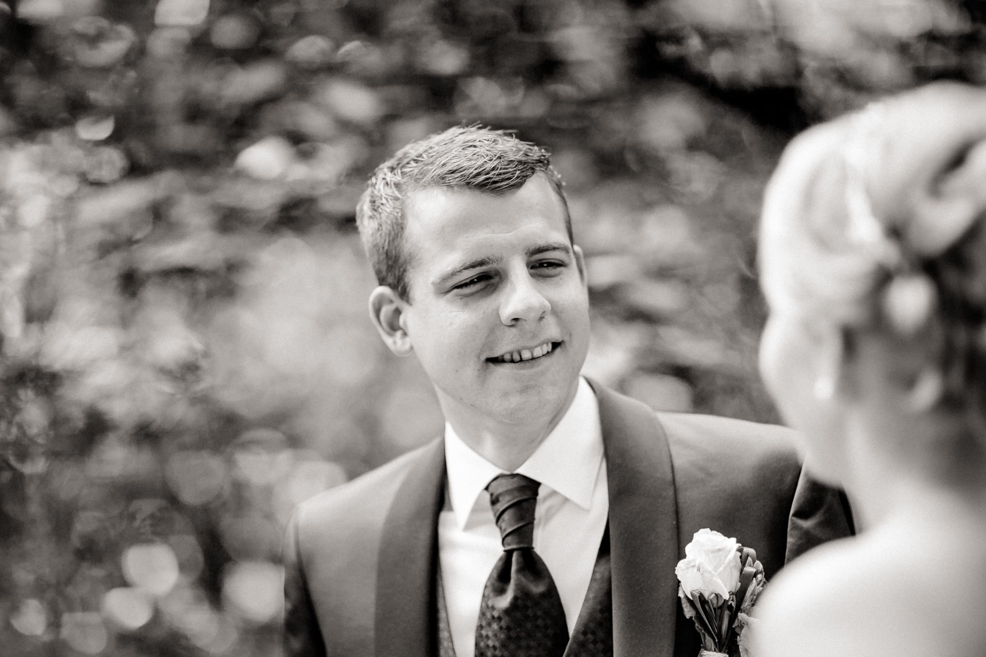 Sommerhochzeit Weingut Kurz Wagner Hochzeitsfotograf-25 Hochzeitsfotograf Weingut Kurz Wagner - Hochzeitspaar - Brautshoot Brautkleid Einsteckblume Krawatte Anzug Bräutigam Fotoshooting