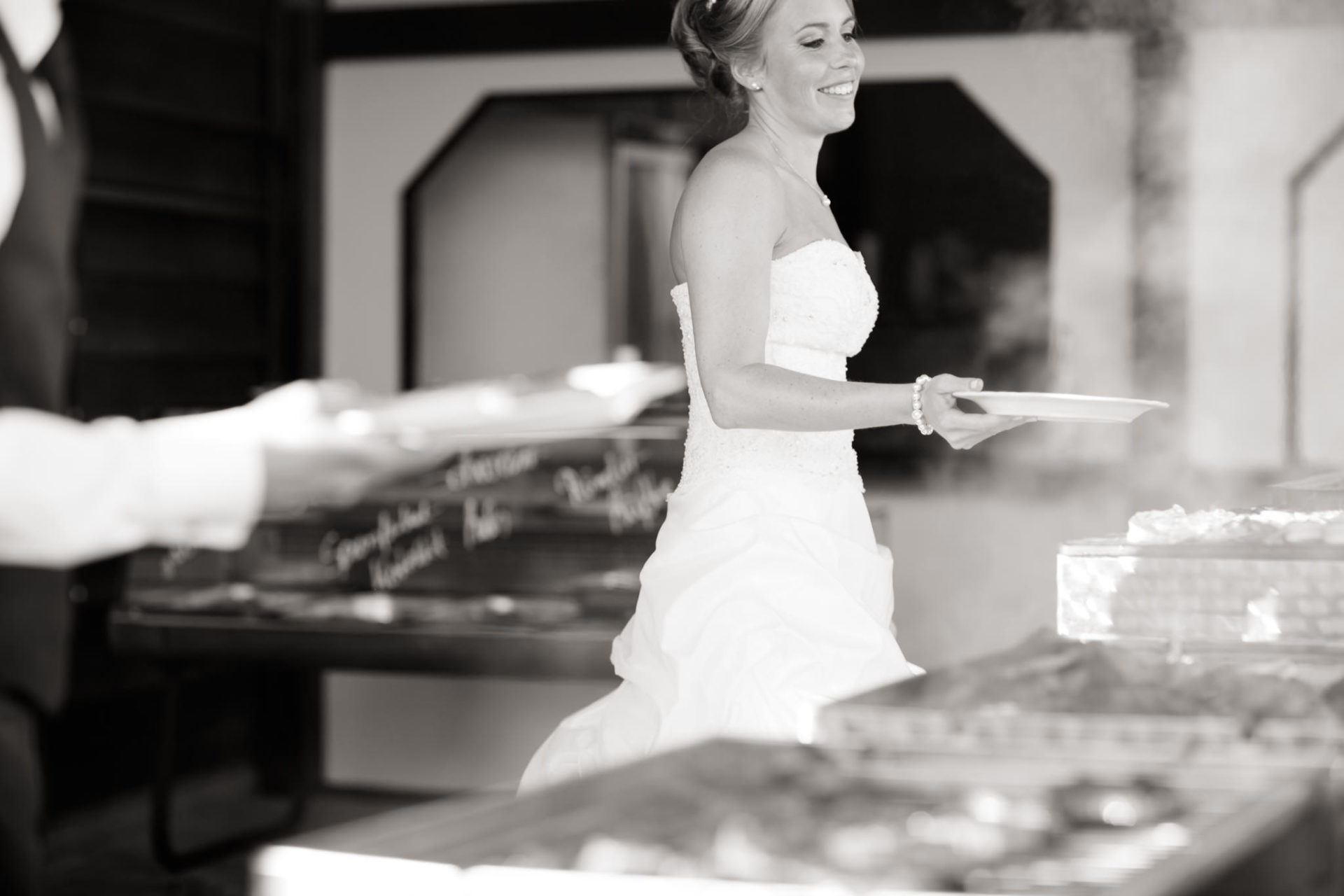 Sommerhochzeit Weingut Kurz Wagner Hochzeitsfotograf-31 Hochzeitsfeier Hochzeitstanz Feier Fotografie Hochzeitsbilder Hochzeitsgesellschaft Hochzeitsbuffet Catering Essen