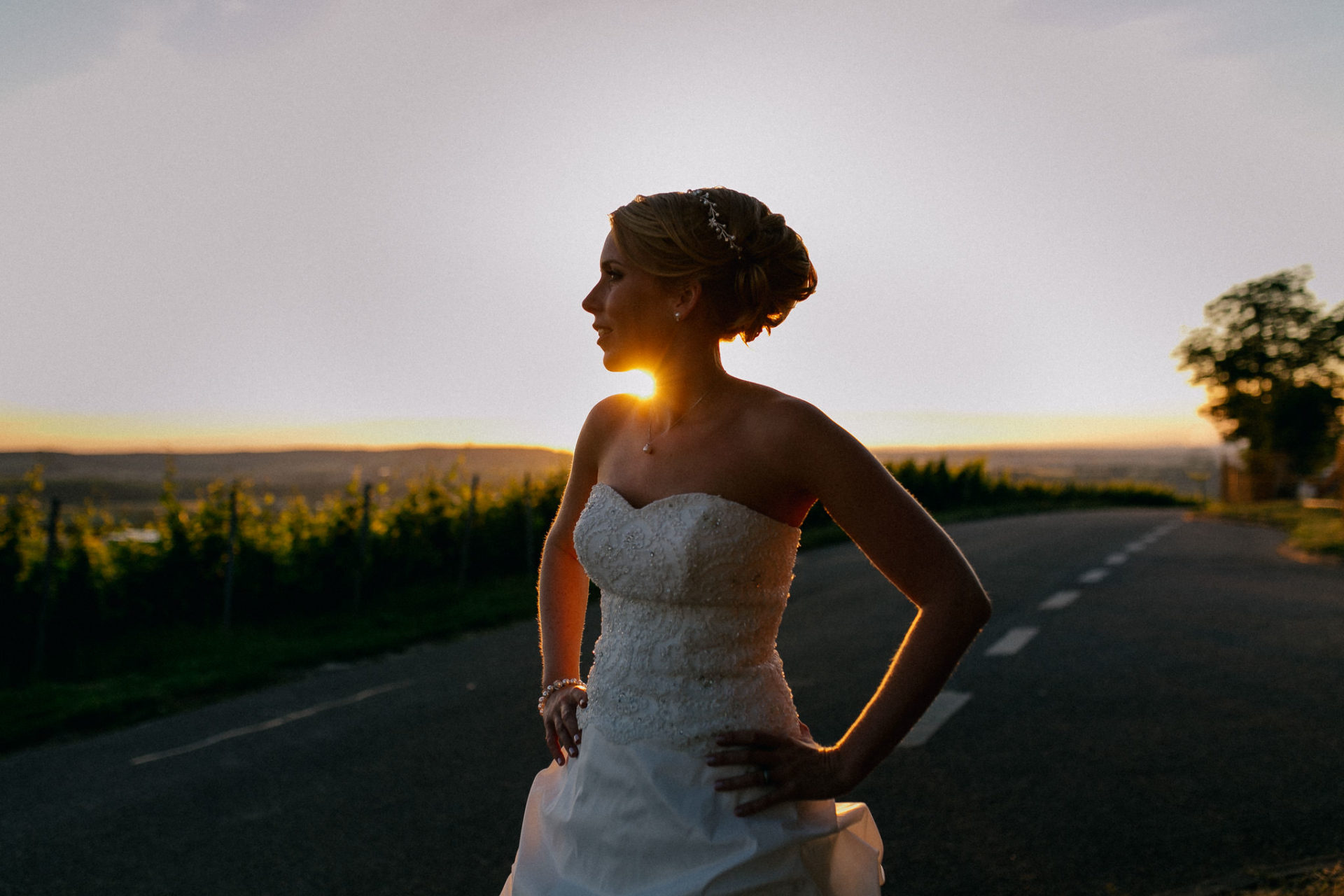 Sommerhochzeit Weingut Kurz Wagner Hochzeitsfotograf-34 Hochzeitsbilder Weingut Kurz Wagner - Hochzeitspaar - Brautshoot Brautkleid Sonnenuntergang Braut Weinberg Heilbronn Shooting