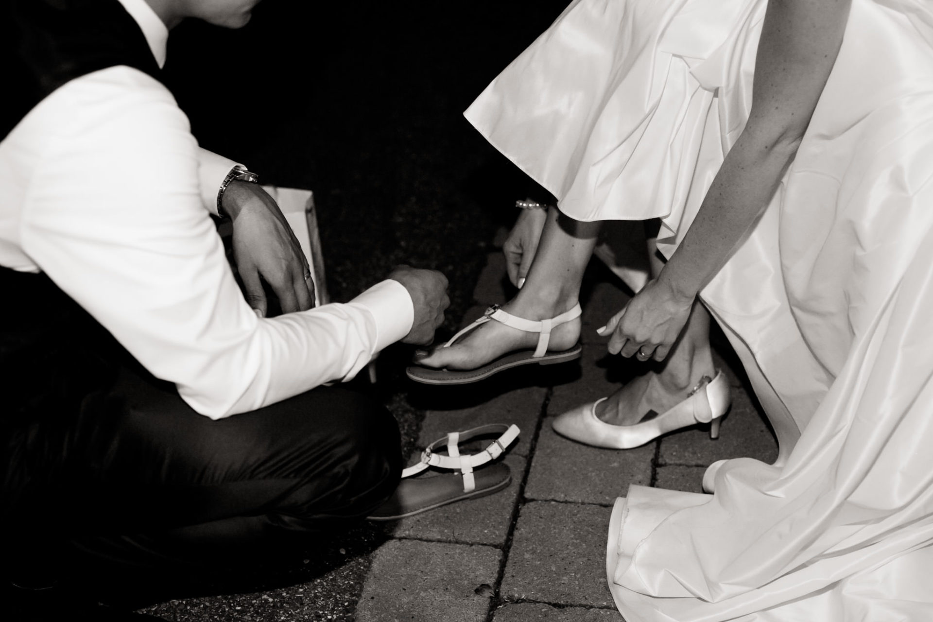 Sommerhochzeit Weingut Kurz Wagner Hochzeitsfotograf-40 Hochzeitsfotografie Sommerhochzeit Weingut Kurz Wagner - Hochzeitstanz - Hochzeitsfeier Tanzschuhe Abends Hochzeitsoutfit Shooting