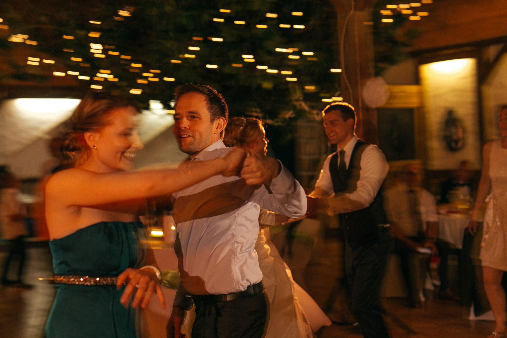 Sommerhochzeit Weingut Kurz Wagner Hochzeitsfotograf-41 Hochzeitsfotografie Sommerhochzeit Weingut Kurz Wagner - Hochzeitstanz - Hochzeitsfeier Hochzeitsgäste Walzer Shooting