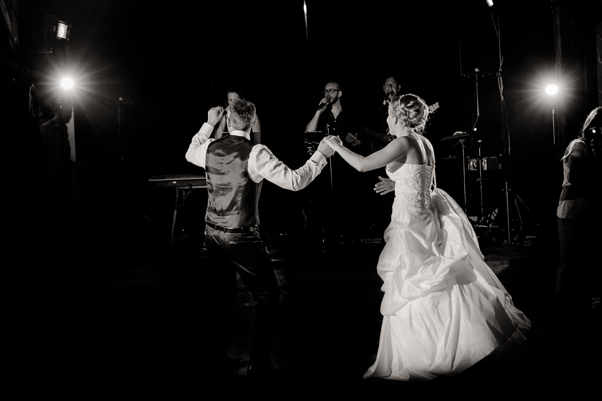 Sommerhochzeit Weingut Kurz Wagner Hochzeitsfotograf-44 Hochzeitsfotografie Sommerhochzeit Weingut Kurz Wagner - Hochzeitstanz - Hochzeitsfeier Brautpaar Shooting