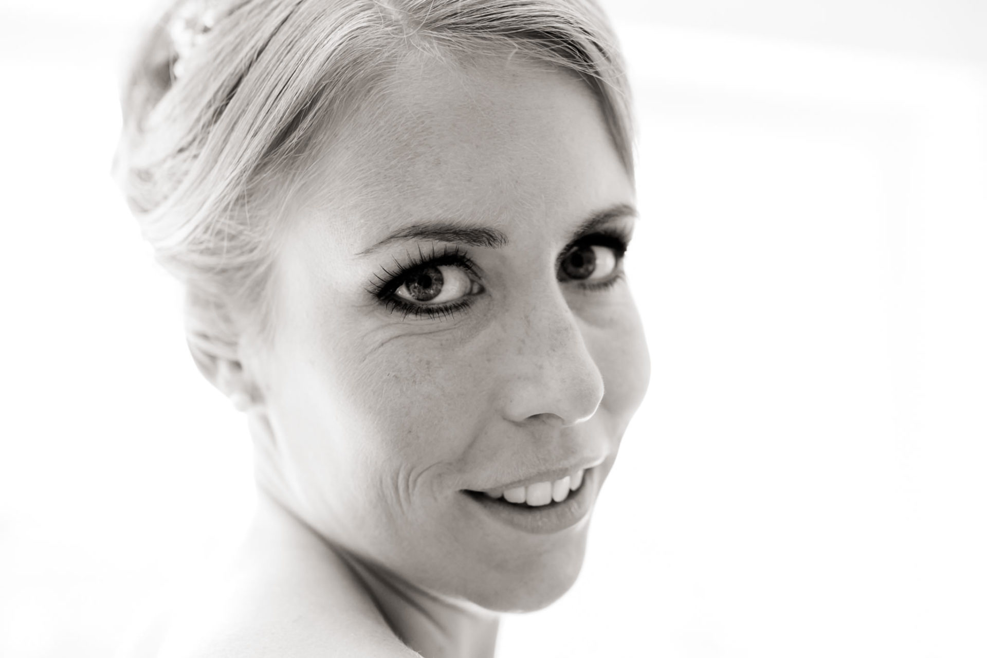 Sommerhochzeit Weingut Kurz Wagner Hochzeitsfotograf-8 Hochzeitsfotograf Weingut Kurz Wagner-Braut Portrait-Headpiece-Trägerloses Brautkleid-Hochsteckfrisur