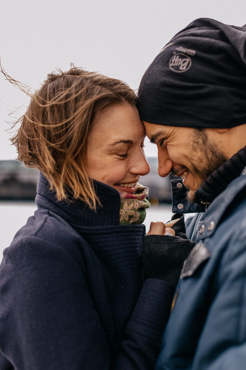 Emotionale Hochzeitsbilder - Kuscheln - Paarfotografie Kopenhagen - Verlobt Shooting