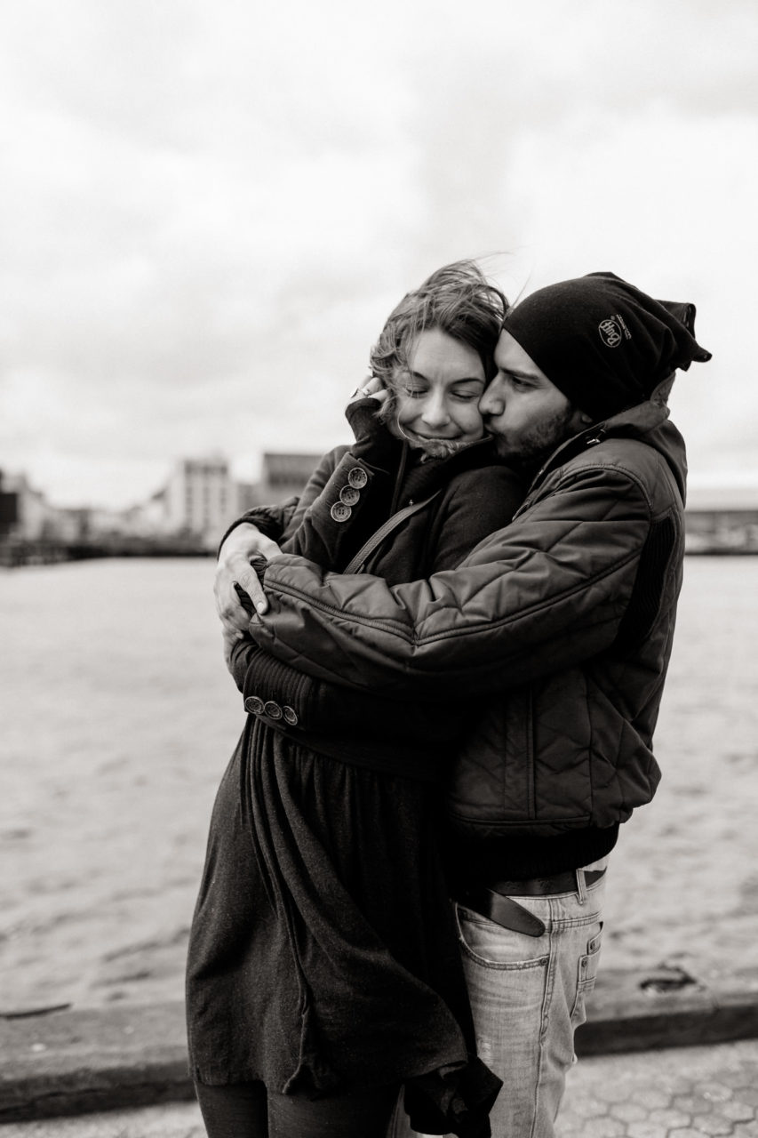 Emotionale Hochzeitsbilder - Paarfotografie Kopenhagen - Umarmung - Verlobt Shooting