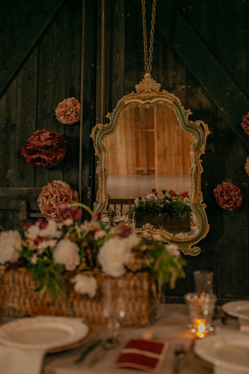 hochzeitsfotograf Steinbachhof Vaihingen Gündelbach-Scheunenhochzeit vintage detailreich-20 Hochzeitsfotografie Steinbachhof Vaihingen Stuttgart Deutschland Hochzeit Dekoration Catering Tischdeko