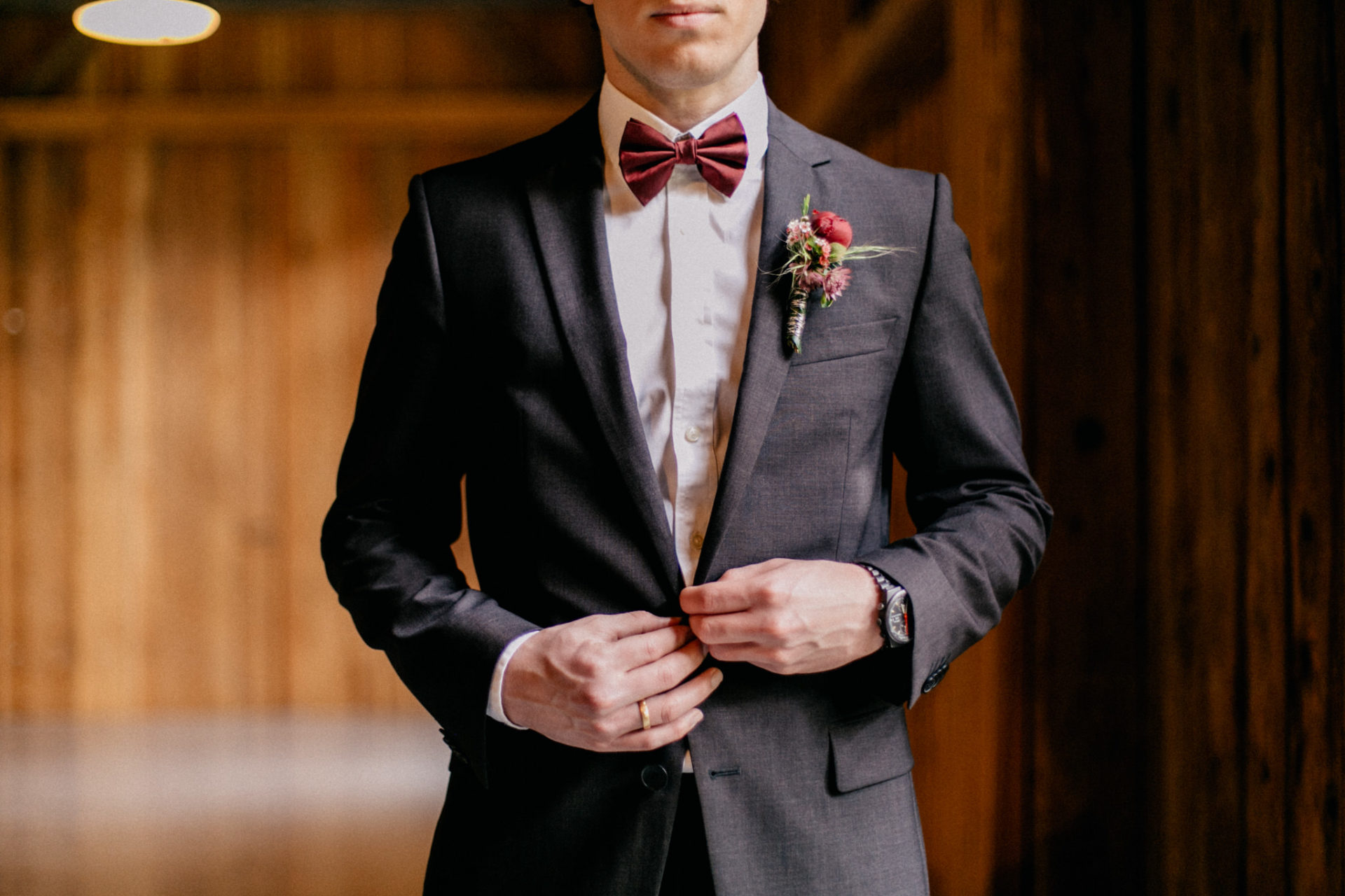 hochzeitsfotograf Steinbachhof Vaihingen Gündelbach-Scheunenhochzeit vintage detailreich-40 Hochzeitsfotografie Steinbachhof Vaihingen Stuttgart Bräutigam Einstecktuch Anzug