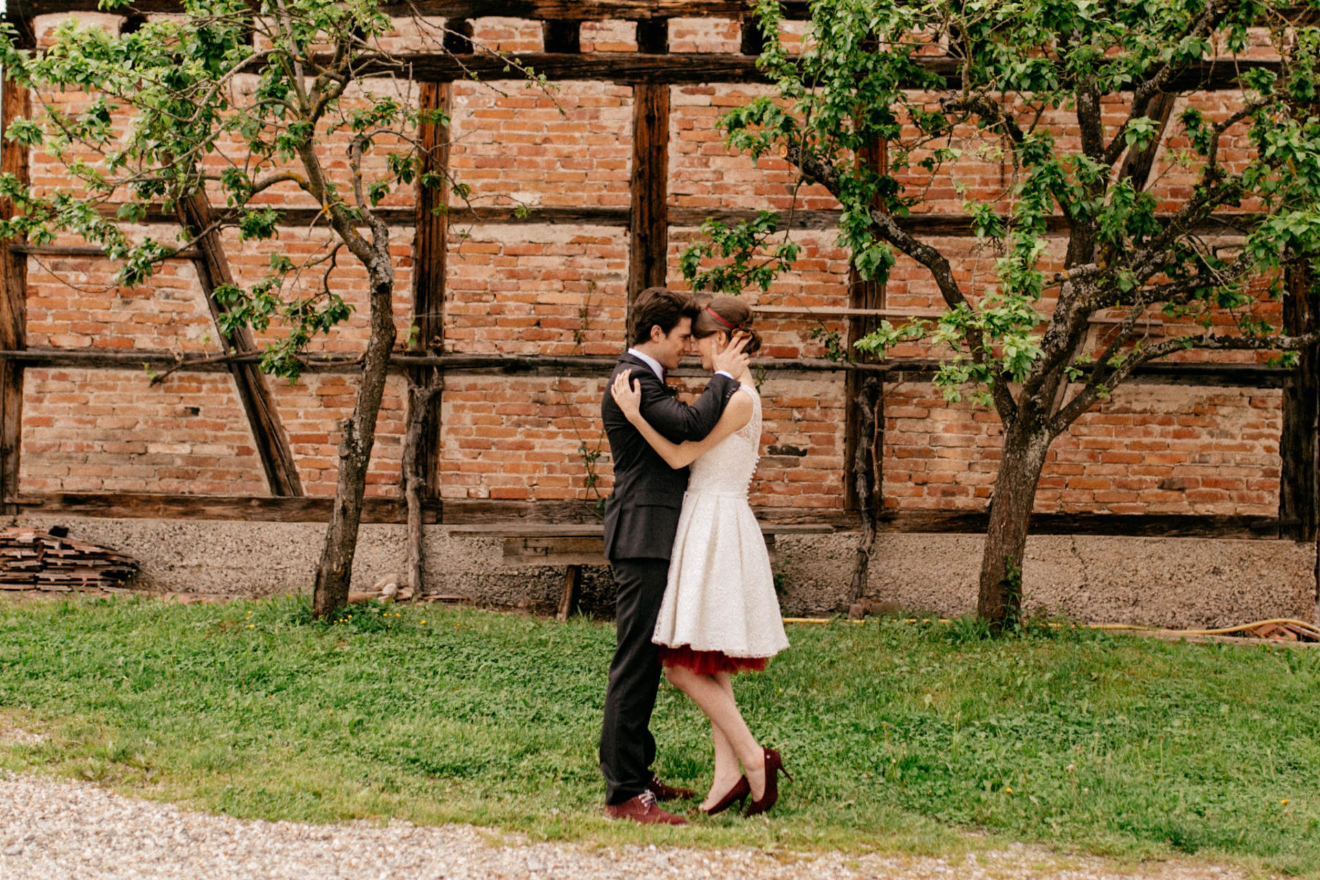 hochzeitsfotograf Steinbachhof Vaihingen Gündelbach-Scheunenhochzeit vintage detailreich-45 Hochzeitsfotografie Steinbachhof Vaihingen Stuttgart Braut Bräutigam Brautkleid Hochzeitskleid