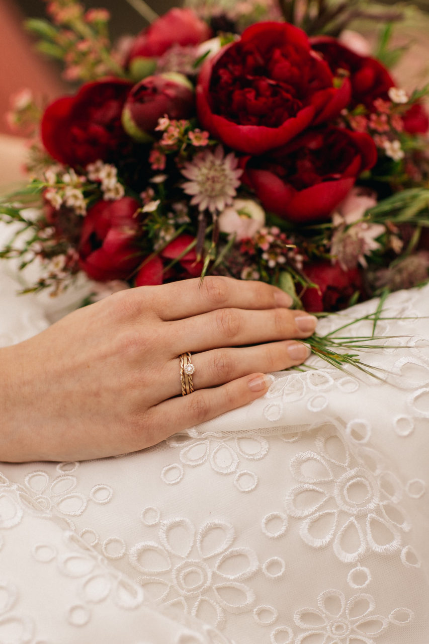 hochzeitsfotograf Steinbachhof Vaihingen Gündelbach-Scheunenhochzeit vintage detailreich-47 Hochzeitsfotografie Steinbachhof Vaihingen Stuttgart Braut Bräutigam Brautkleid Hochzeitskleid Brautstrauss