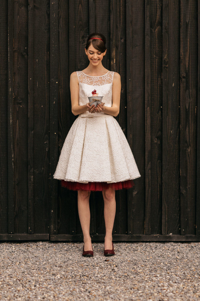 hochzeitsfotograf Steinbachhof Vaihingen Gündelbach-Scheunenhochzeit vintage detailreich-49 Hochzeitsfotografie Steinbachhof Vaihingen Stuttgart Braut Bräutigam Kuchen