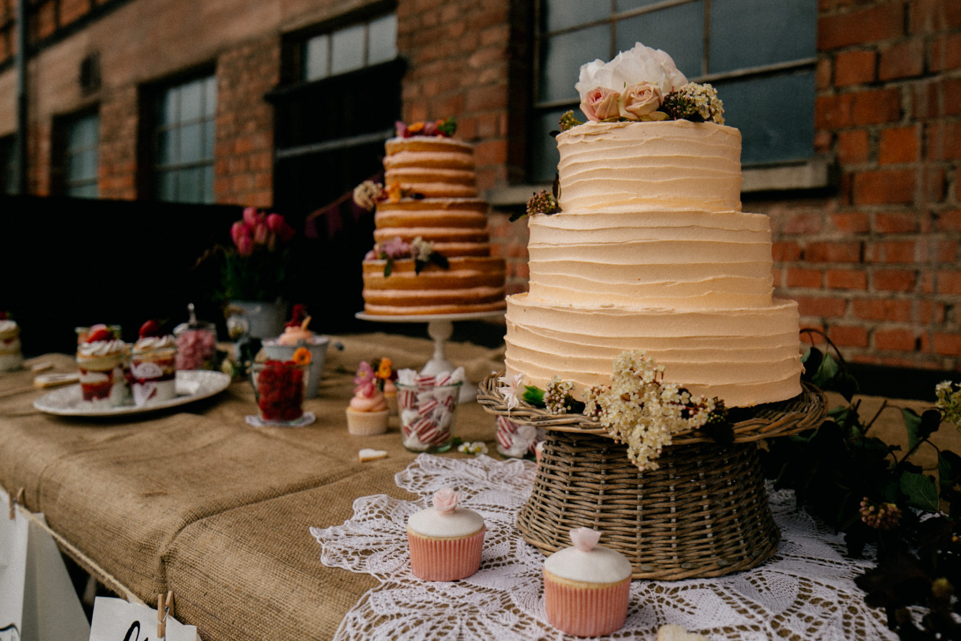 hochzeitsfotograf Steinbachhof Vaihingen Gündelbach-Scheunenhochzeit vintage detailreich-5 Hochzeitsfotografie Steinbachhof Vaihingen Stuttgart Deutschland Hochzeit Blumen Dekoration Kuchen Hochzeitstorte