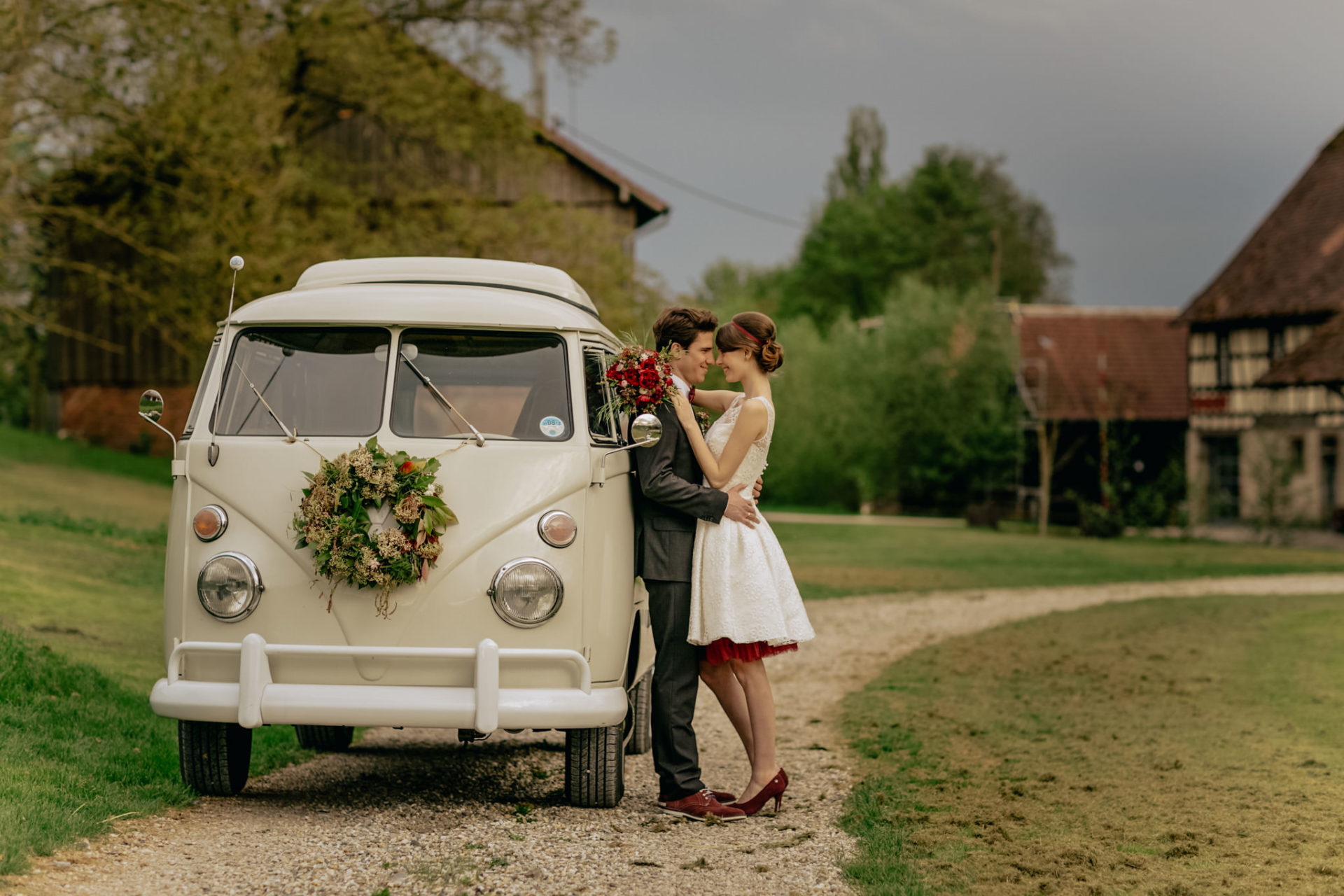 hochzeitsfotograf Steinbachhof Vaihingen Gündelbach-Scheunenhochzeit vintage detailreich-50 Hochzeitsfotografie Steinbachhof Vaihingen Stuttgart Deutschland Hochzeit Bully VW Bus Auto Hochzeitsauto